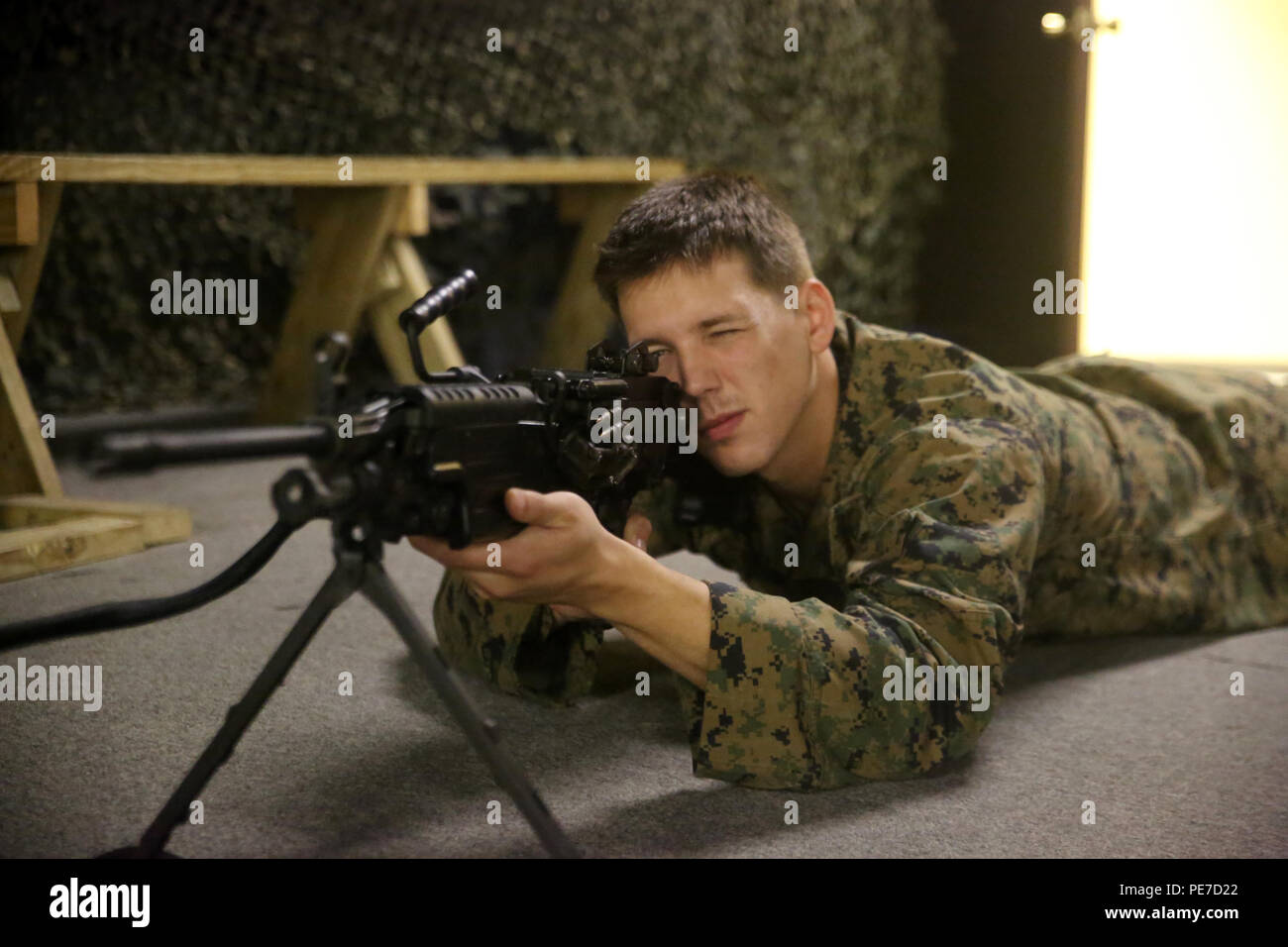 Le Maître de 3e classe de la marine Grayson Powell, un hôpital corpsman avec 2e Bataillon dentaire, sites touristiques dans une simulation avec M249 Squad arme automatique à l'adresse au tir simulé à l'intérieur à bord Formateur Camp Lejeune, en Caroline du Nord, le 6 novembre 2015. L'ISMT est une simulation en trois dimensions formateur pour une utilisation à l'intérieur capable d'enseignement de base et avancée de l'adresse au tir, shoot et pas d'arrêt de la pousse, combattre l'adresse au tir, et l'emploi des armes tactiques. Le formateur est composé d'un instructeur, système audio/visuel, et d'armes. (U.S. Marine Corps photo par le Cpl. Joey Mendez) Banque D'Images