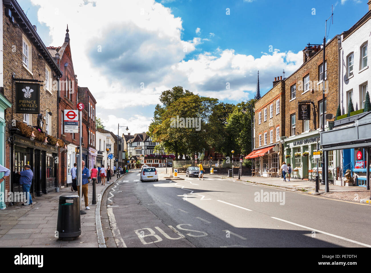 Le Prince de Galles pub et boutiques dans le village de Highgate, Londres, UK Banque D'Images