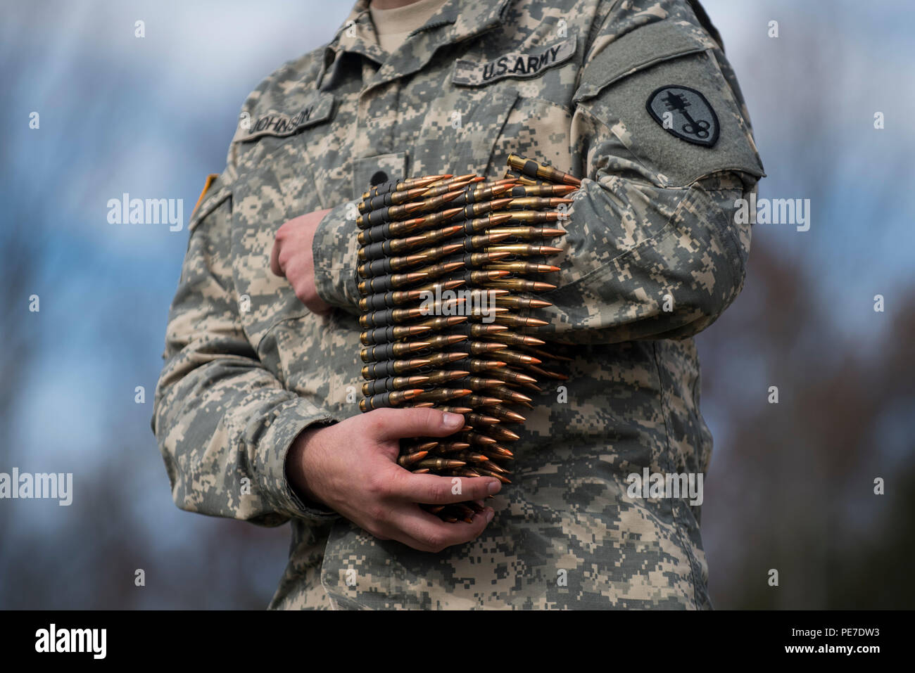 Une réserve de l'armée américaine détient un soldat de la police militaire deux courroies de 7.62 mm pour une M240B machine gun gamme qualification au Camp Atterbury, Ind., le 6 novembre, au cours d'une journée de formation. Le 384e Bataillon de la Police militaire, dont le siège social est situé à Fort Wayne, Ind., a organisé une série d'exercices d'entraînement et sur le terrain impliquant plus de 550 soldats de réserve de l'armée américaine et incorporés huit différents systèmes d'armes, ainsi que les patrouilles de combat et d'une carabine de tir de compétition à Camp Atterbury, Ind., du 5 au 7 novembre. (U.S. Army photo par le Sgt. Michel Sauret) Banque D'Images