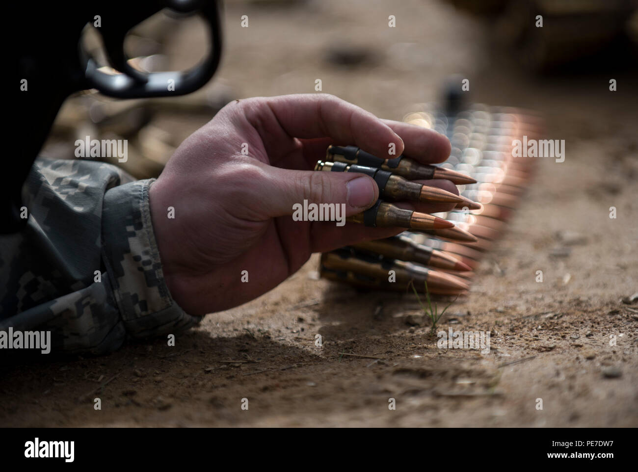 Une réserve de l'armée américaine soldat de la police militaire se prépare à charger une ceinture de 7,62 mm dans un M240B machine gun à un éventail de qualifications au Camp Atterbury, Ind., le 6 novembre, au cours d'une journée de formation. Le 384e Bataillon de la Police militaire, dont le siège social est situé à Fort Wayne, Ind., a organisé une série d'exercices d'entraînement et sur le terrain impliquant plus de 550 soldats de réserve de l'armée américaine et incorporés huit différents systèmes d'armes, ainsi que les patrouilles de combat et d'une carabine de tir de compétition à Camp Atterbury, Ind., du 5 au 7 novembre. (U.S. Army photo par le Sgt. Michel Sauret) Banque D'Images
