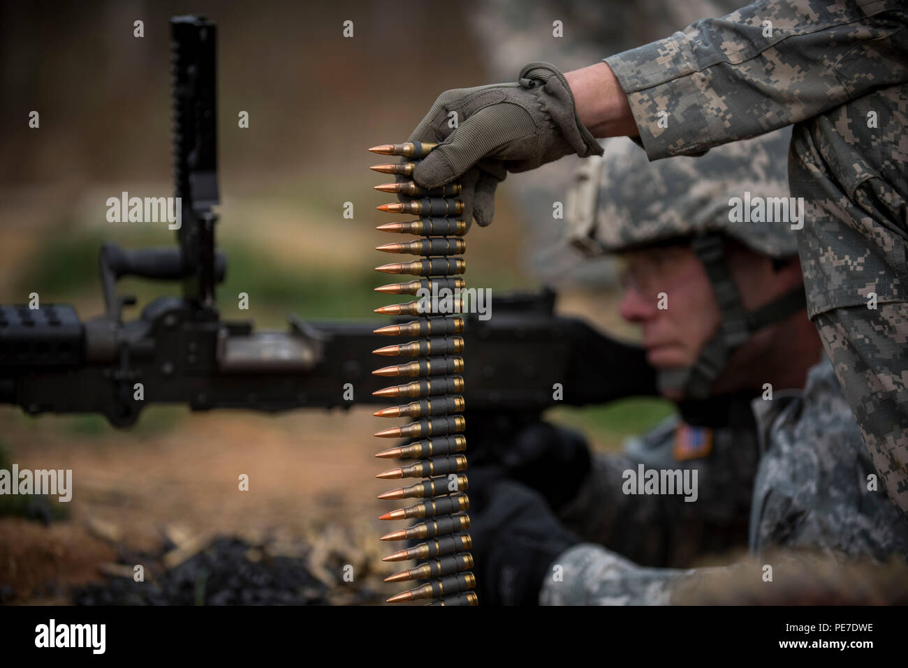 Une réserve de l'armée américaine soldat de la police militaire est titulaire d'une ceinture de 7,62 mm au cours d'une mitrailleuse M240B gamme qualification au Camp Atterbury, Ind., le 6 novembre, au cours d'une journée de formation. Le 384e Bataillon de la Police militaire, dont le siège social est situé à Fort Wayne, Ind., a organisé une série d'exercices d'entraînement et sur le terrain impliquant plus de 550 soldats de réserve de l'armée américaine et incorporés huit différents systèmes d'armes, ainsi que les patrouilles de combat et d'une carabine de tir de compétition à Camp Atterbury, Ind., du 5 au 7 novembre. (U.S. Army photo par le Sgt. Michel Sauret) Banque D'Images