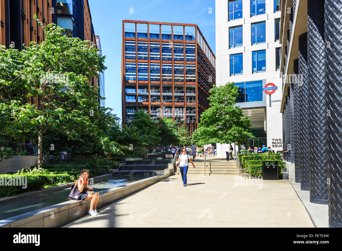 Pancras Square, une nouvelle place publique à King's Cross, Londres, Royaume-Uni, sur une chaude journée d'été Banque D'Images