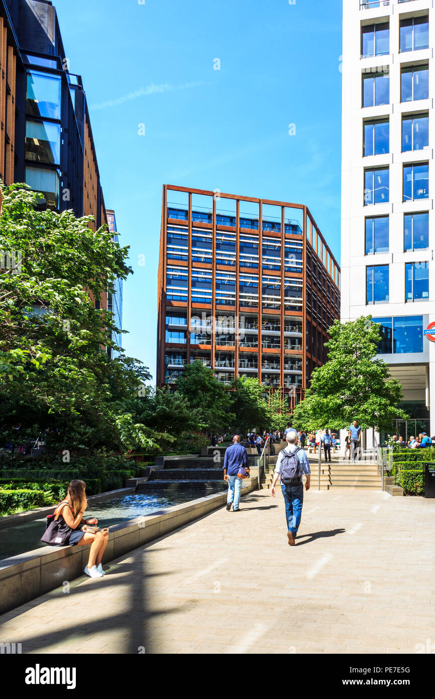 Pancras Square, une nouvelle place publique à King's Cross, Londres, Royaume-Uni, sur une chaude journée d'été Banque D'Images