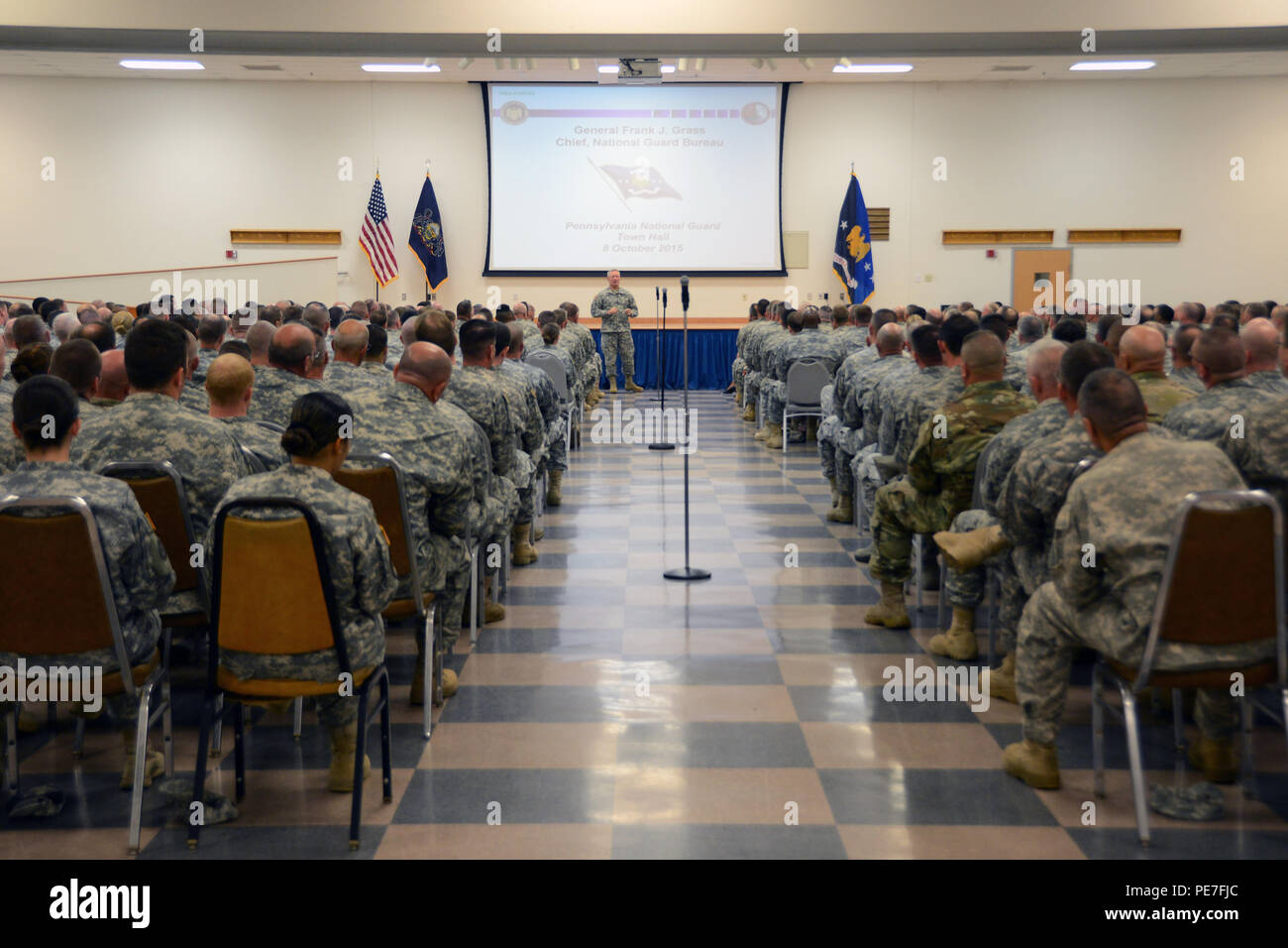 Le général de l'armée Frank J. Grass, chef de la Garde nationale, le Bureau procède à une réunion de l'hôtel de ville de New York les soldats de la Garde nationale et des aviateurs à l'installation 8 oct., 2015. L'herbe fait sa première visite en tant que chef de l'installation qui sert également de quartier général pour les près de 20 000 hommes de la Garde nationale Pennsylvanie fondée en 1747. (U.S. Air National Guard photo de Tech. Le Sgt. Ted Nichols/libérés) Banque D'Images