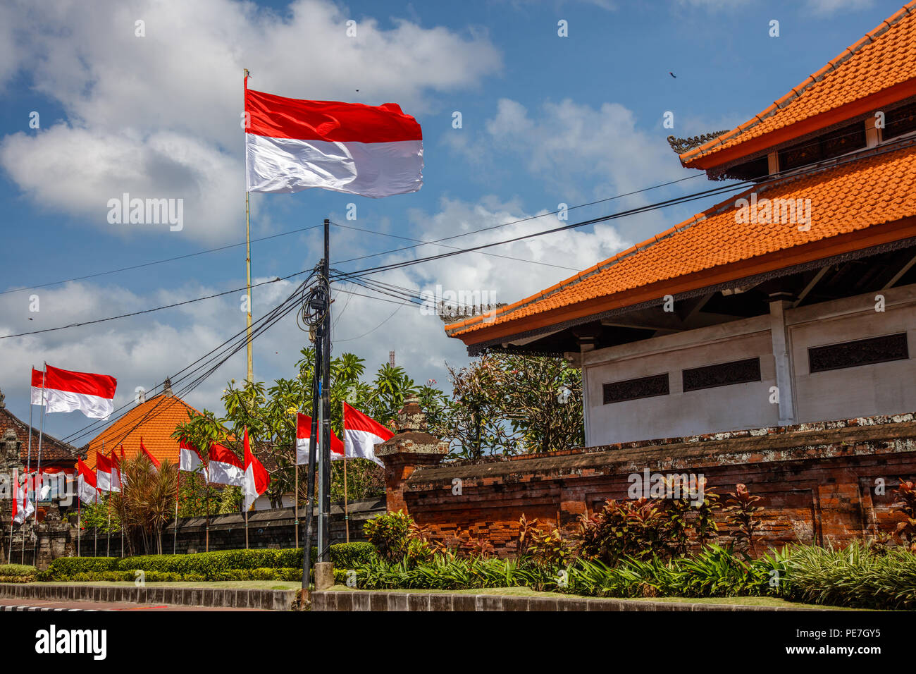 Les drapeaux sur les rues de Bali avant de célébration le jour de l'indépendance indonésienne. Bali, Indonésie Banque D'Images