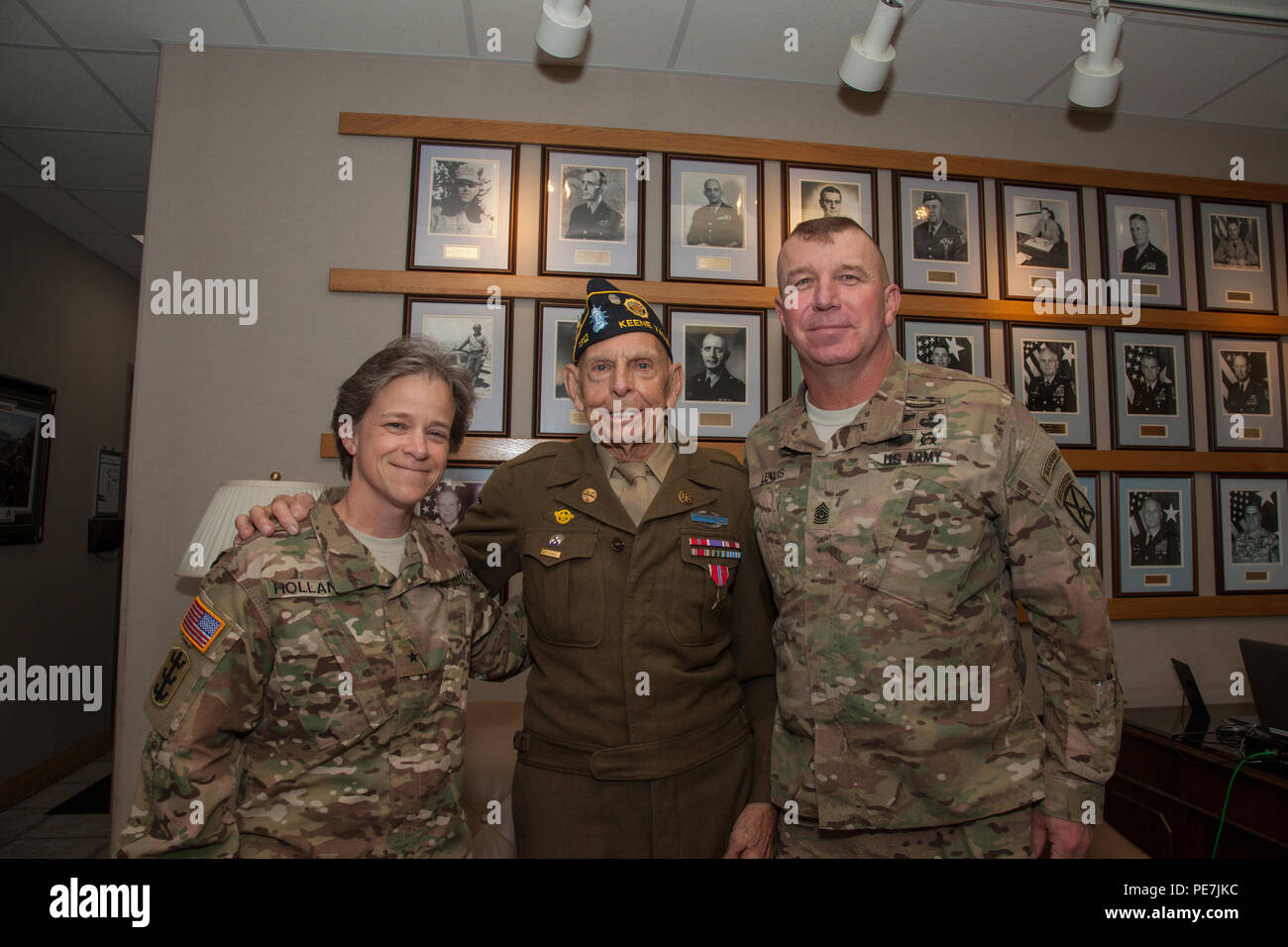 Le brig. Le général Diana Holland (à gauche) et commande le Sgt. Le major Ray Lewis posent pour une photo avec Charles W. Smith à la 10e Mountain Division siège. Smith, qui a été l'un de ses soldats dans le Ski 85e Régiment d'infanterie, 10e division de montagne, était venu rendre visite à Fort Drum avec sa famille le 25 septembre 2015. Le 91-year-old est une guerre mondiale, de l'EFP et l'Étoile de bronze médailles Purple Heart destinataire. Il a combattu en Italie en 1945 tout au long de Riva Ridge, Mont Belvedere et vallée du Po. (U.S. Army photo par le Sgt. Kim Kap, 10e Division de Montagne/libérés) Banque D'Images