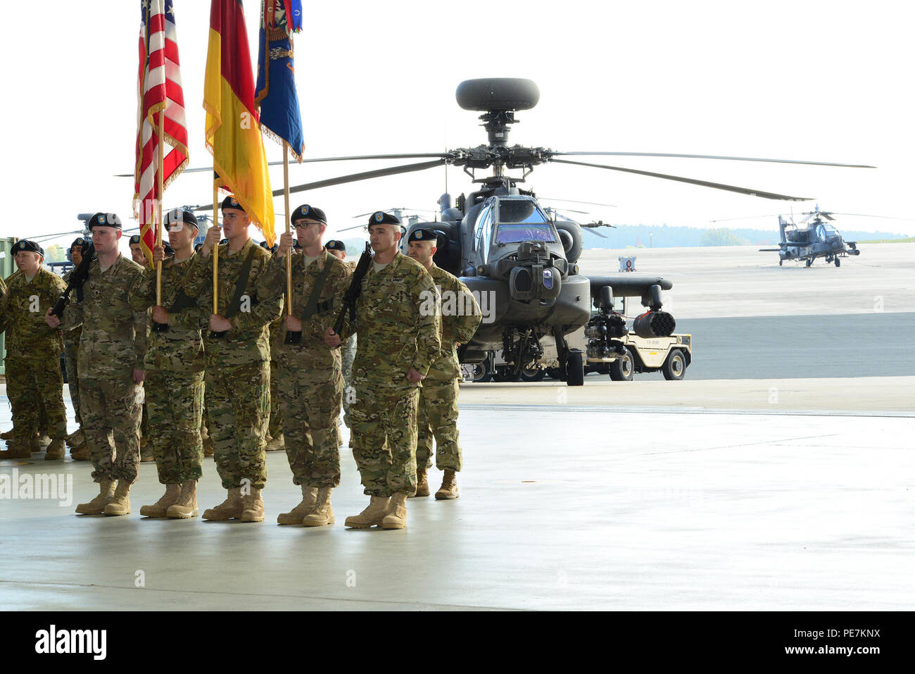 Le 2e Bataillon, 159e Régiment d'aviation, a été changé de pavillon dans le 1er Bataillon, 3e Régiment d'aviation. La 12e CAB est la restructuration comme partie de l'Armée de l'initiative de restructuration de l'aviation, qui est conçu pour se réorganiser et repositionner les moyens de l'aviation à l'échelle de l'armée, 8 octobre 2015. (Photo par Georgios Moumoulidis, TSC Ansbach/libérés) Banque D'Images