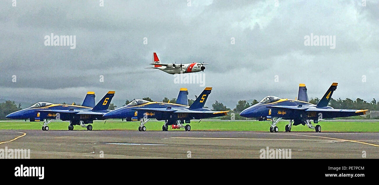 Un avion Hercules HC 130 de la Garde côtière Station de l'air Point barbiers effectue un survol au cours de la la baie de Kaneohe Air Show sur base du Corps des Marines, Hawaii, le 17 octobre 2015. L'événement de deux jours a fourni des spectacles des Blue Angels de la marine civile, militaire et acrobaties aériennes des démonstrations au sol et en avion. (U.S. Coast Guard photo illustration du Maître de 2e classe Tara Molle) Banque D'Images