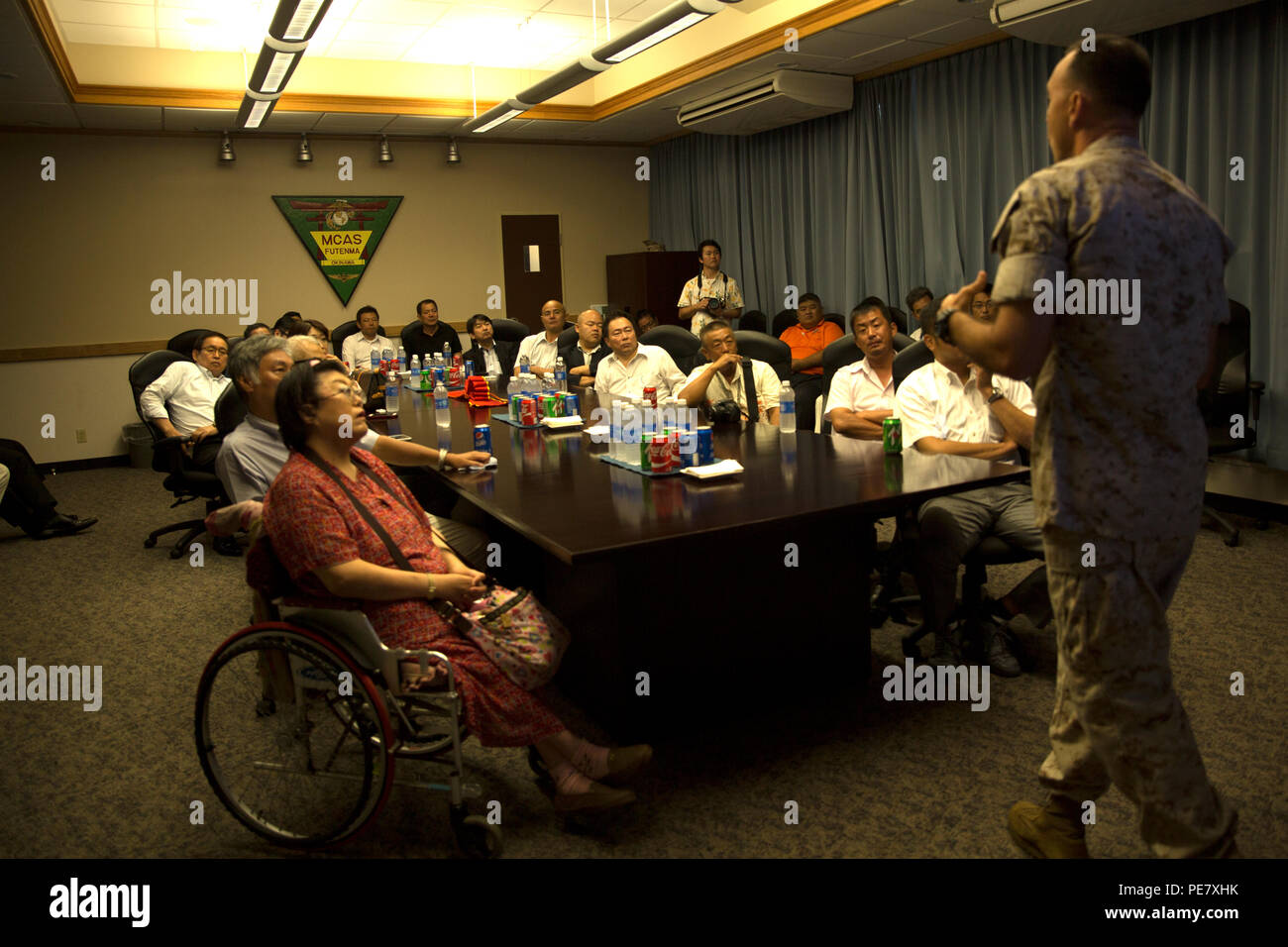 Les membres de l'Association de défense de la préfecture d'Okinawa écouter le Colonel Peter Lee a répondu au cours de la question et la réponse de la partie d'une excursion éducative le 22 octobre sur Futenma Marine Corps Air Station, Okinawa, Japon. Lee a expliqué aux invités la mission de locataire unités sur MCM à Futenma et a souligné l'Marines' contribution à la communauté d'Okinawa ainsi que les efforts de secours en cas de catastrophe et les capacités opérationnelles de la Air Station dans toute la région Asie-Pacifique. Lee est le commandant du Corps des Marines de Futenma MCM, pacifique et une nouvelle installation Rochelle, N.Y., native. Banque D'Images