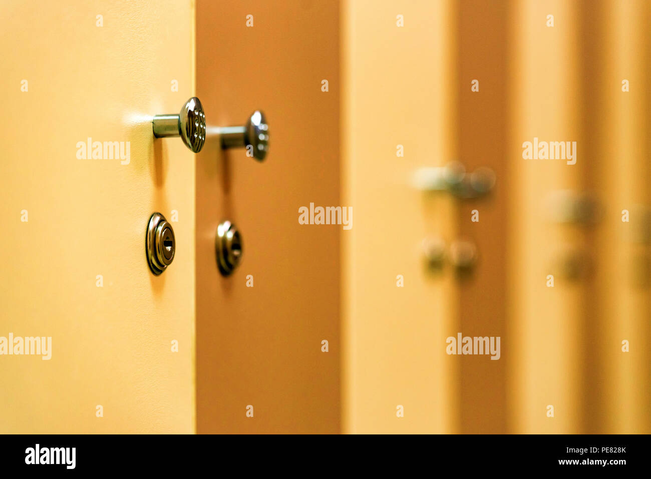 Les portes en bois dans une salle de sport locker room Banque D'Images