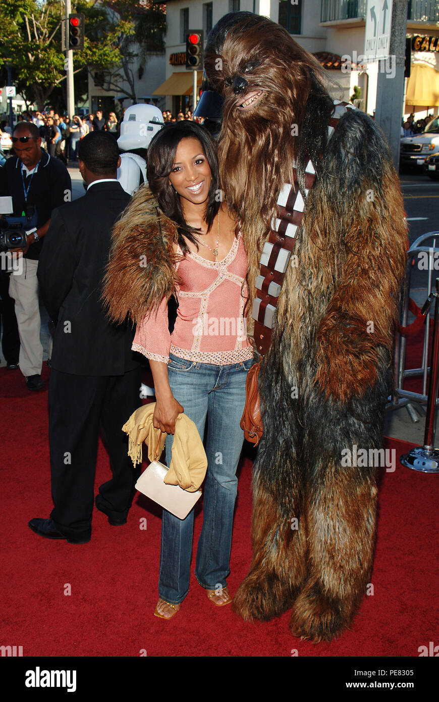 Chewbacca et Shaun Robinson au Star War III : La Revanche des Sith au Westwood Village Theatre de Los Angeles. Le 12 mai 2005. RobinsonShaun_Chewbacca011 Red Carpet Event, Vertical, USA, Cinéma, Célébrités, photographie, Bestof, Arts, Culture et divertissement, Célébrités Topix fashion / Vertical, Best of, événement dans la vie d'Hollywood, Californie - Tapis rouge et en backstage, USA, Cinéma, Célébrités, cinéma, télévision, Célébrités célébrités musique, photographie, Arts et culture, Bestof, divertissement, Topix, vertical, une seule personne, à partir de l'année 2005, enquête tsuni@Gam Banque D'Images