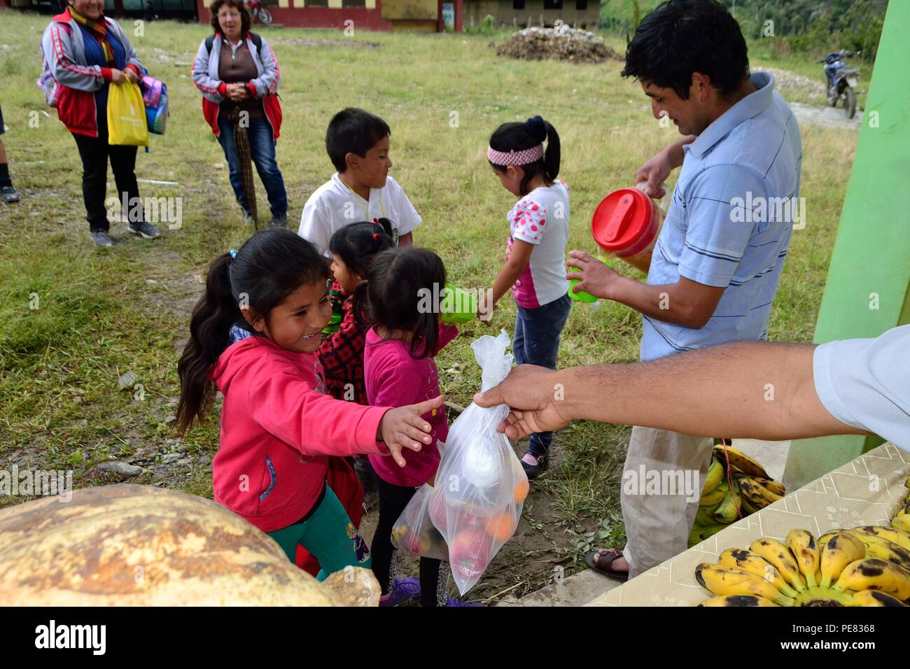 Livraison de nourriture- Church - Fiestas Virgen del Carmen à El Carmen DE LA FRONTERA - Equateur - frontière. .Département de Piura au Pérou Banque D'Images