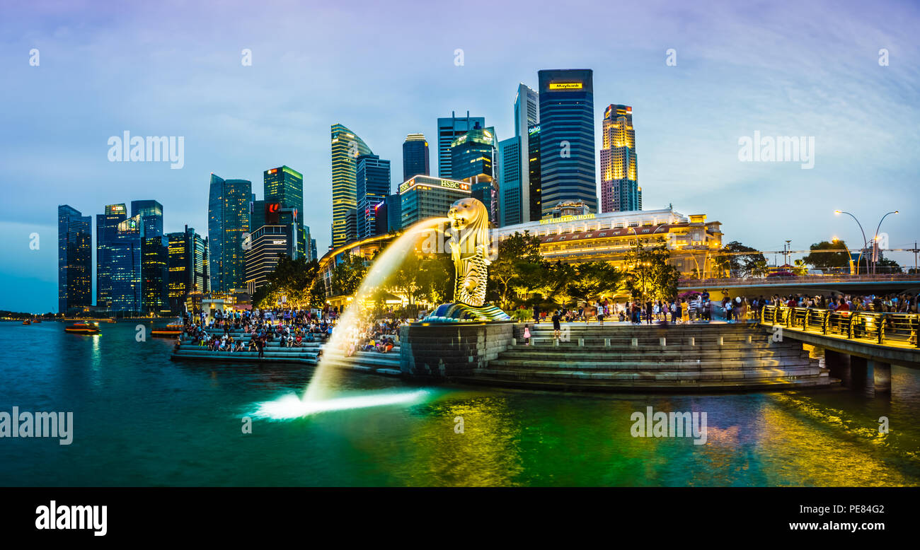 Singapour - Sept 22, 2017 : en face de l'hôtel Fullerton Merlion et sky scrapers à Marina Bay, Singapour. Banque D'Images