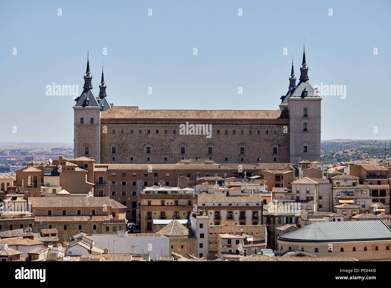 Tolède, Espagne : l'Alcazar, entourée de maisons et autres bâtiments, dans le centre historique de la ville espagnole de Tolède. Banque D'Images