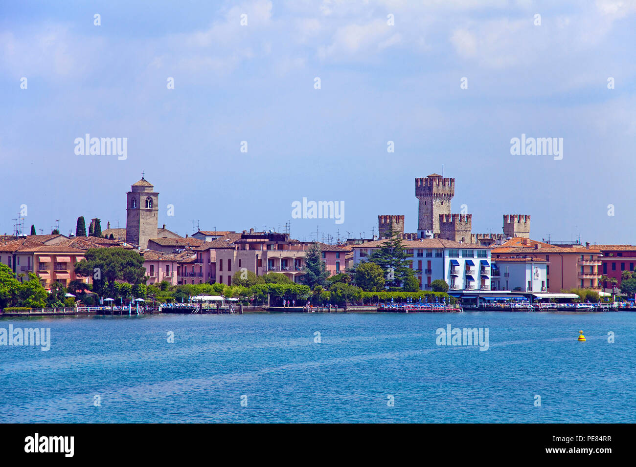 Vue depuis le lac sur Sirmione avec Château Scaliger, monument de Sirmione, Lac de Garde, Lombardie, Italie Banque D'Images