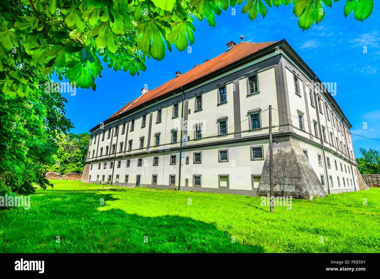 Vue panoramique au pittoresque château coloré en Cakovec centre-ville, le nord de la Croatie. Banque D'Images