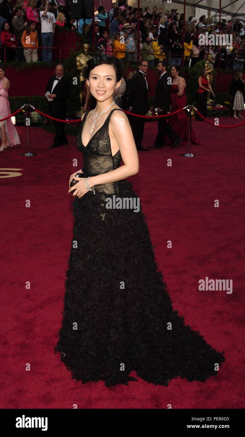 Zhang ZiYi arrivant à la 77e assemblée annuelle de l'Oscar. Zhang ZiYi049 Red Carpet Event, Vertical, USA, Cinéma, Célébrités, photographie, Bestof, Arts, Culture et divertissement, Célébrités Topix fashion / Vertical, Best of, événement dans la vie d'Hollywood, Californie - Tapis rouge et en backstage, USA, Cinéma, Célébrités, cinéma, télévision, Célébrités célébrités musique, photographie, Arts et culture, Bestof, divertissement, Topix, vertical, une seule personne, à partir de l'année 2005 , tsuni@Gamma-USA.com - enquête, la Mode Pleine longueur Banque D'Images