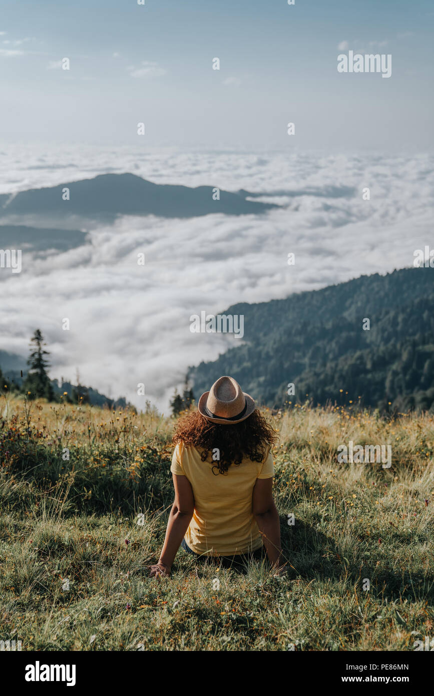 Woman traveler hipster hâte à des montagnes et vue sur la vallée Banque D'Images