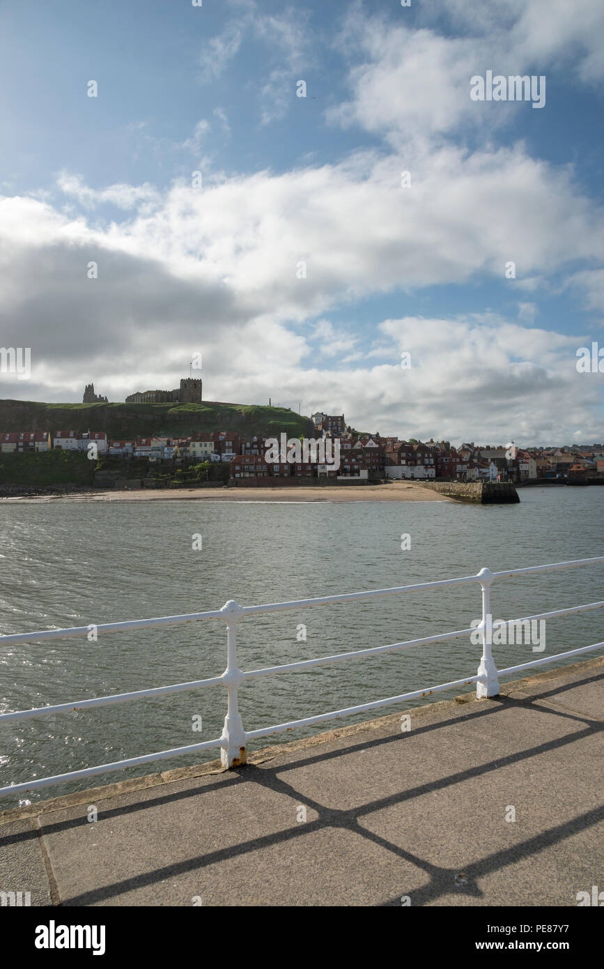 Vue sur la rivière de l'église St Mary et l'abbaye de Whitby, North Yorkshire, Angleterre. Banque D'Images