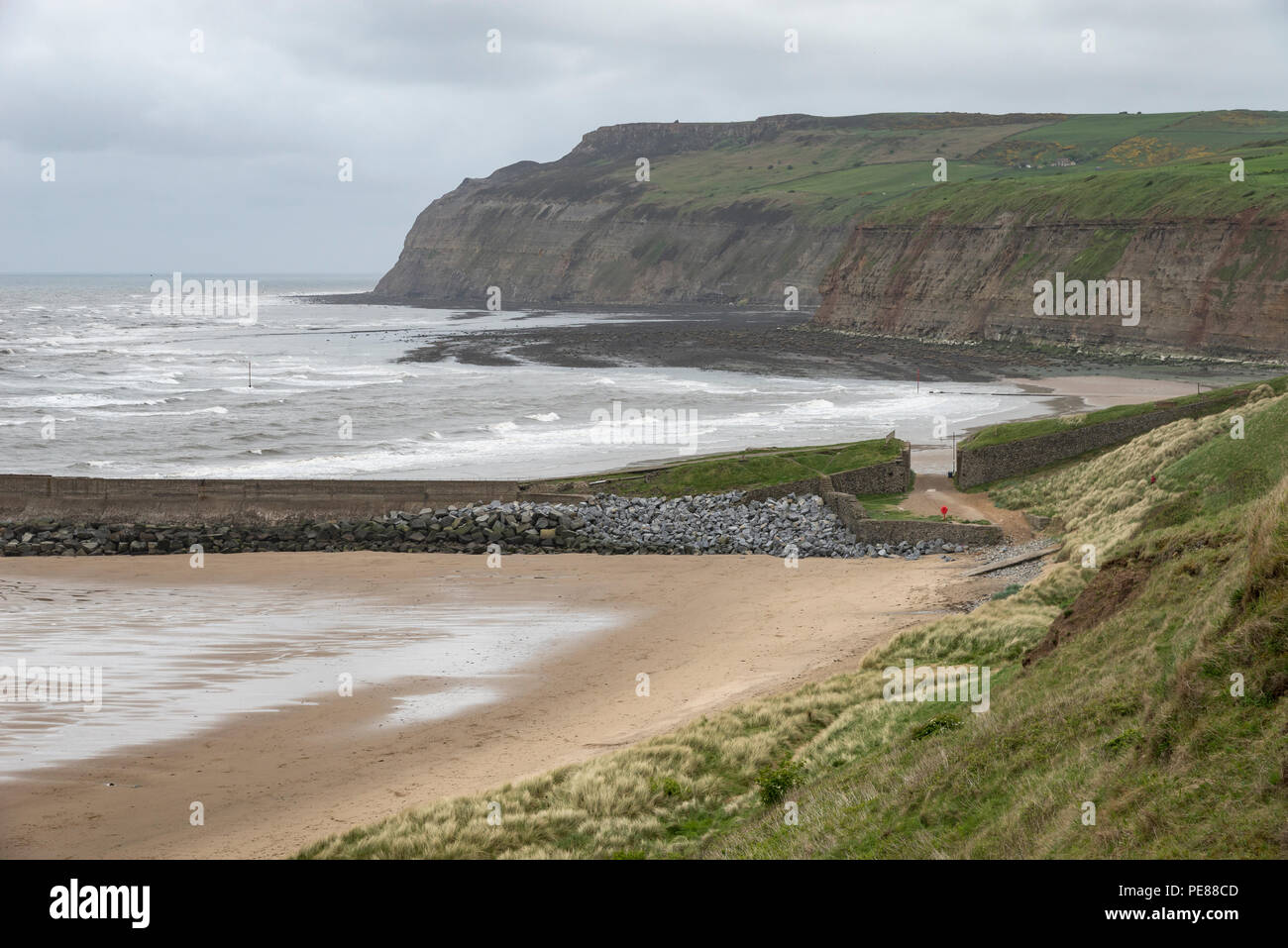 Cattersty à Skinningrove de sables bitumineux sur la façon Cleveland coast path, North Yorkshire, Angleterre. Banque D'Images