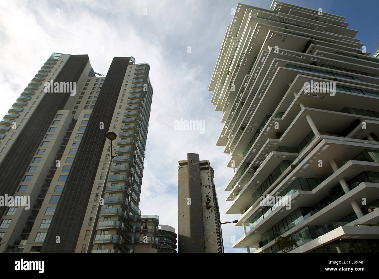 Criblé d'obus Holiday Inn Hôtel est vu près des bâtiments de ce qui était l'un des champs de la mort de Beyrouth pendant la guerre civile de 1975-1990 du Liban. Banque D'Images