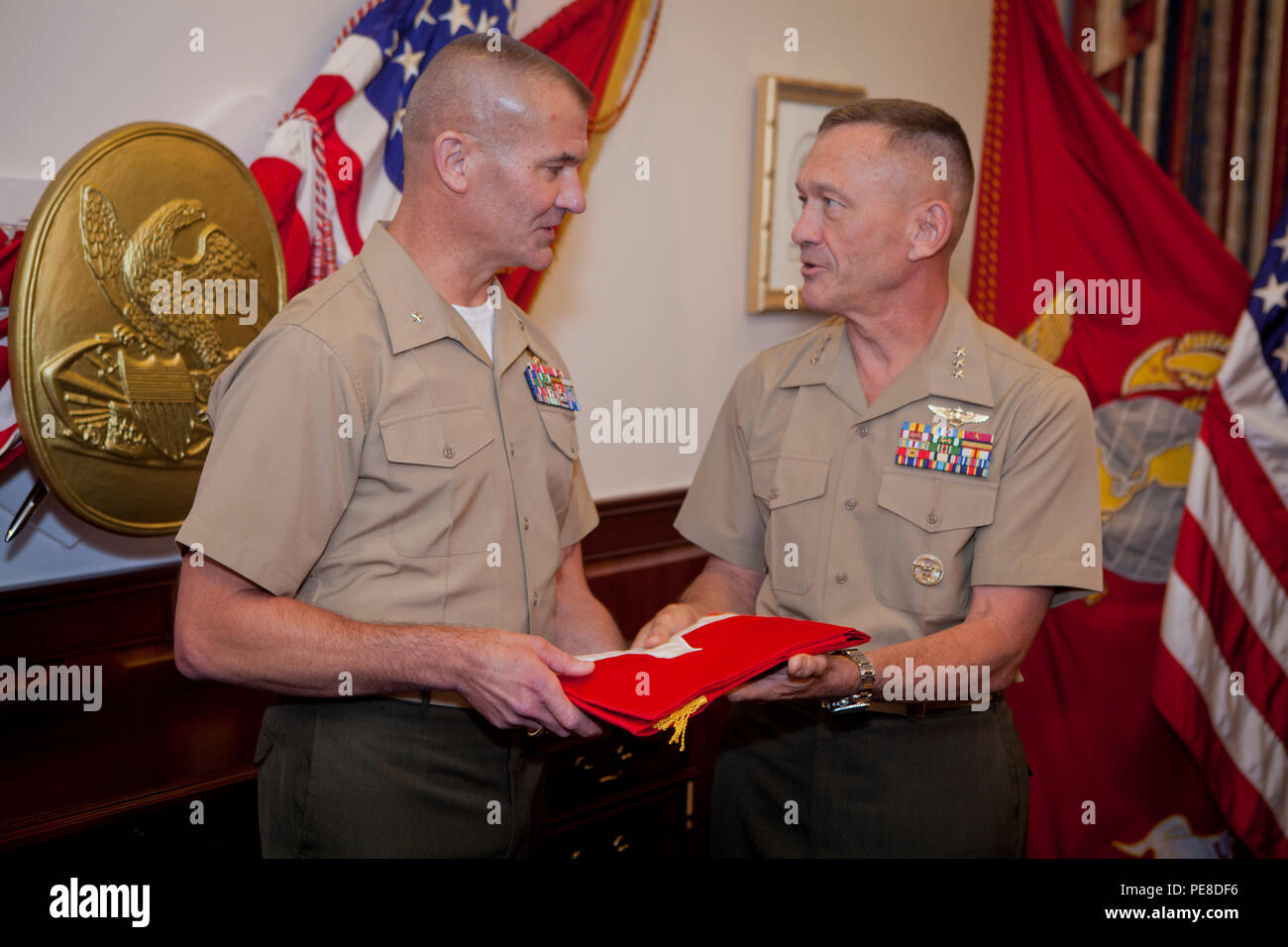 Le général du Corps des Marines américain Jon M. Davis, commandant adjoint pour l'aviation, présente un drapeau à Brigue. Gen. Karsten S. Heckl, commandant adjoint à la promotion de l'aviation, au cours de sa cérémonie dans le Pentagone, à Arlington, Va., 18 Septembre, 2015. Heckl est promu du grade de colonel au grade de brigadier général. (U.S. Marine Corps photo par Lance Cpl. Alex A. Quiles/libérés) Banque D'Images