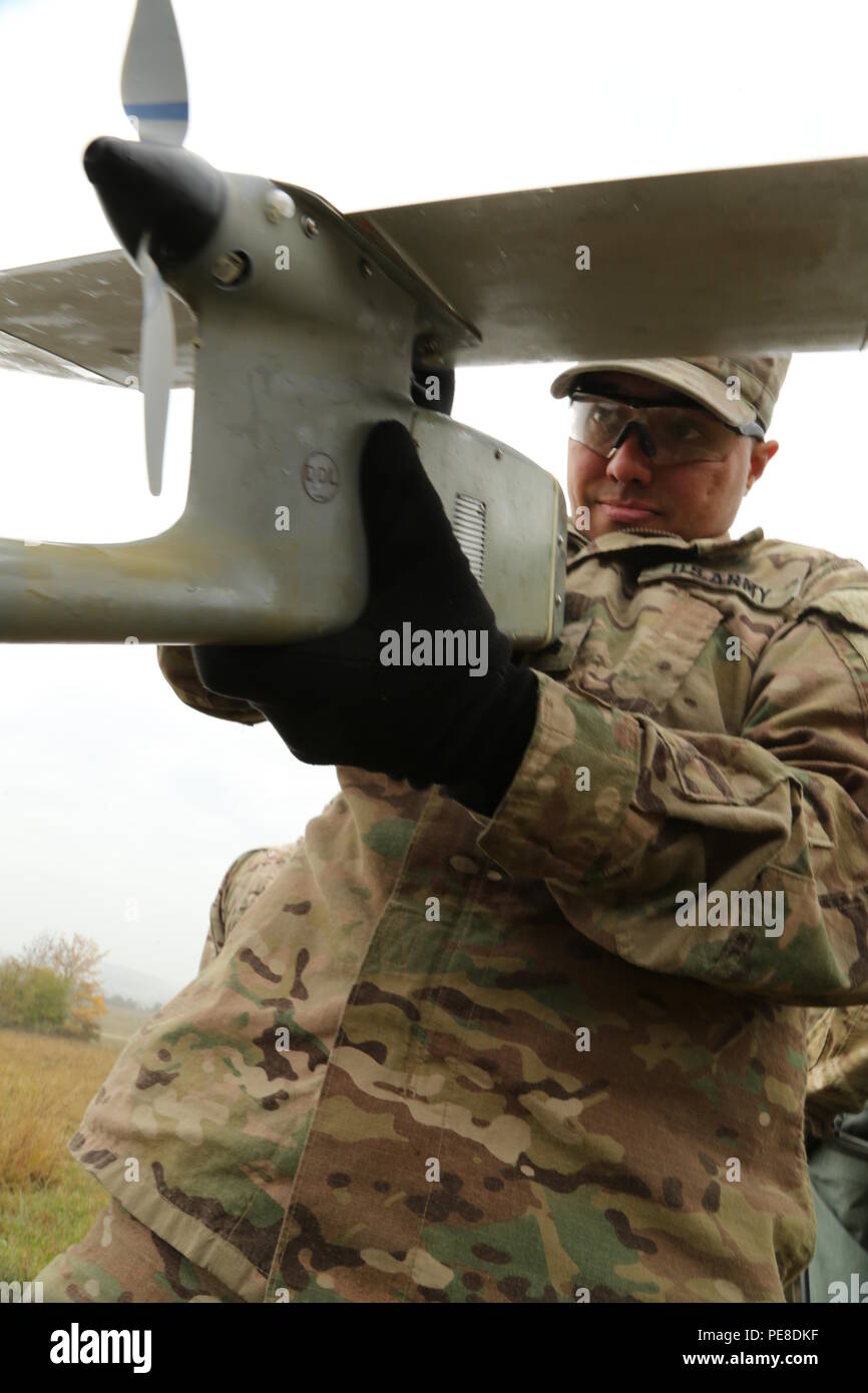 Le sergent de l'armée américaine. Daniel Tellechea de La Compagnie Bravo du 10e bataillon du génie de la Brigade, 1re Brigade blindée, 3ème Division d'infanterie se compose d'un RQ-11 Raven véhicule aérien tout en menant les mains sur la formation au cours de l'exercice Combined Résoudre V à l'armée américaine dans le centre de préparation interarmées multinationale Hohenfels, Allemagne, 20 octobre 2015. De l'exercice Combined Résoudre V est conçu pour exercer l'Armée américaine à l'échelle régionale attribuée à la force pour les États-Unis de la zone de responsabilité de commandement européen avec des multinationales de formation à tous les échelons. Environ 4 600 participants de 13 pays de l'OTAN et partenaire européen nat Banque D'Images