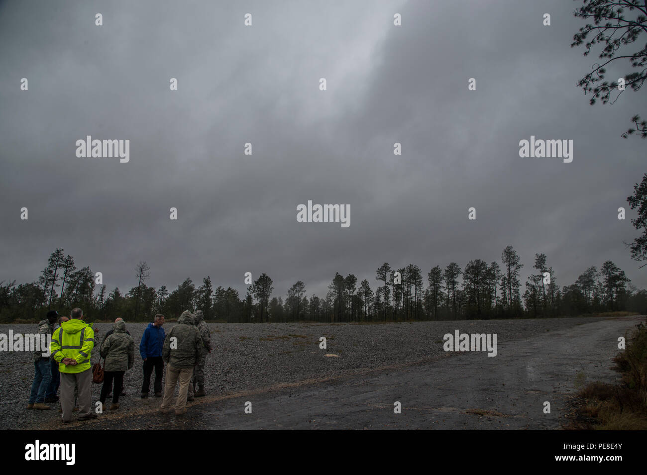 Aviateurs et soldats recueillir leurs effets personnels pendant la distribution Turbo 16-1 au camp Shelby, Mississippi, le 25 octobre 2016. Environ 109 aviateurs de l'US Air Force, avec environ 57 soldats de l'Armée américaine affecté à l'élément d'ouverture de port rapide 689th stationnés à Joint Base Langley-Eustis, Va., et six membres de l'Agence de Logistique de la Défense a participé en tant que partie de l'ÉQUIPE Ouverture d'Force-Port dans l'exercice. Au cours de la TD, U.S. Transportation Command a évalué la FOI-PO, capacité d'attraper et de distribuer des marchandises pendant les opérations de secours humanitaire. Au cours de l'exercice, la FOI-PO établi Banque D'Images