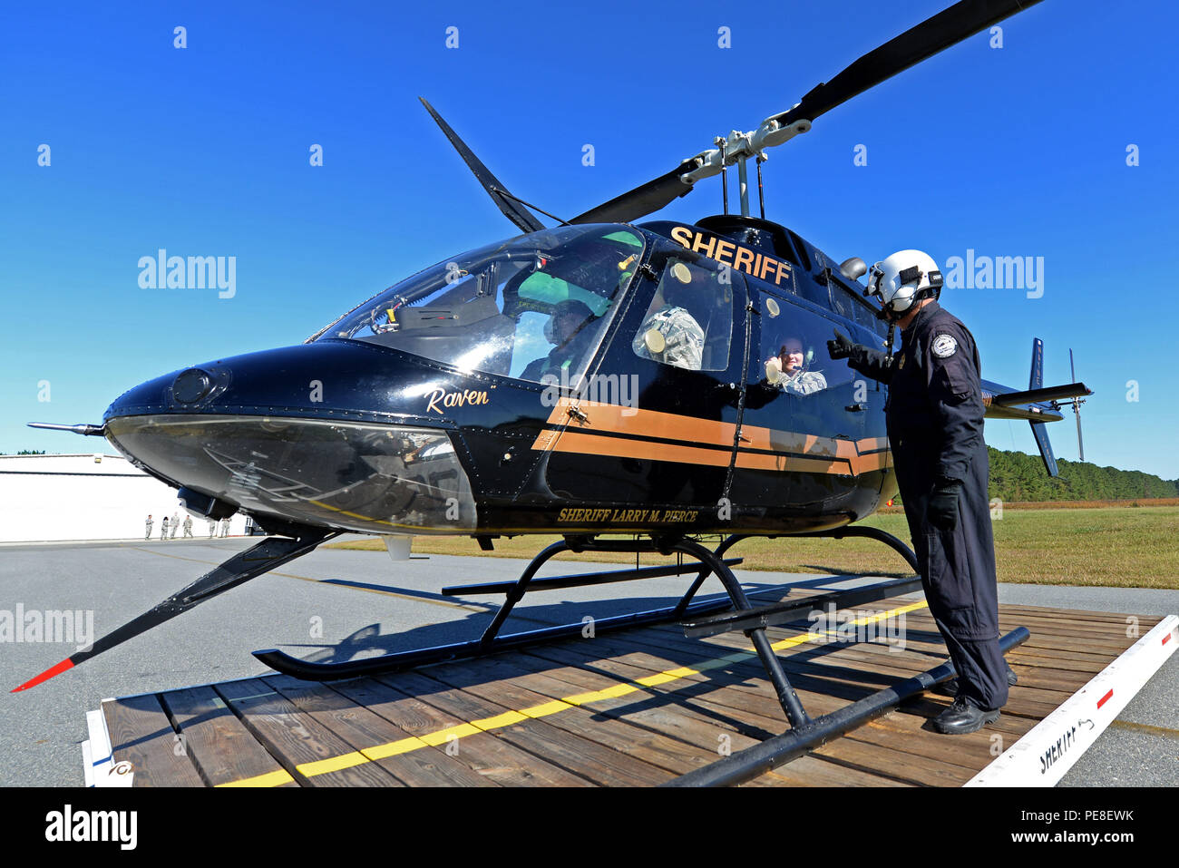 Le lieutenant John Denny, Wayne County Sheriff's Office unité d'aviation tactique chef officier de vol, l'équipe donne Seymour aviateurs Thumbs up avant le décollage, le 21 octobre 2015, à l'exécutif Wayne, Jetport Goldsboro, N.C. Seymour de l'équipe d'aviateurs ont reçu l'occasion de participer à un tour d'hélicoptère d'incitation à l'WCSO UNITÉ D'après des discussions ont surgi concernant la revitalisation d'un ancien programme que de l'interopérabilité entre les forces. (U.S. Air Force photo/Navigant de première classe Ashley Williamson) Banque D'Images