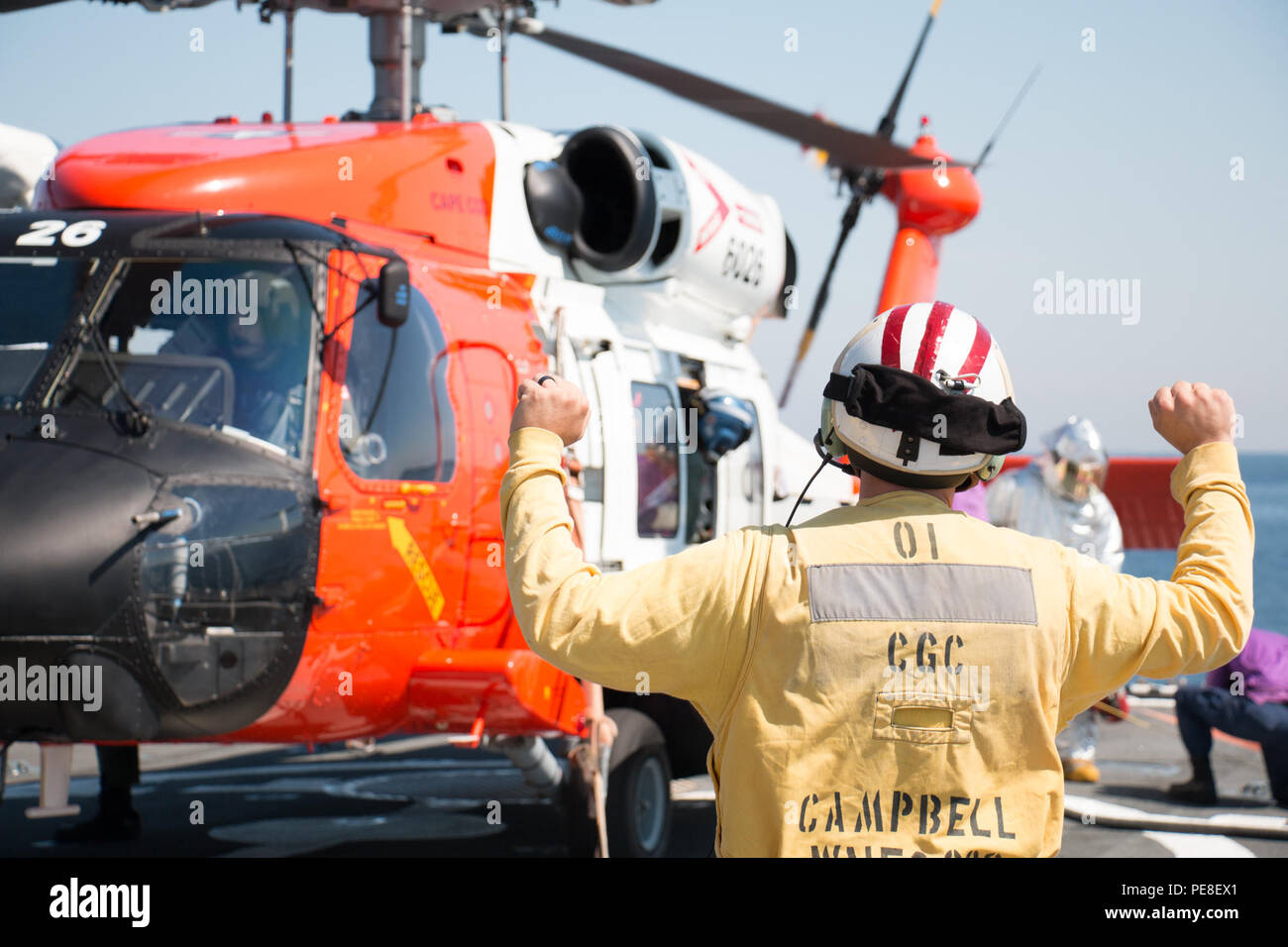 Au cours d'une patrouille dans l'Atlantique Nord le 18 septembre 2015, le Cutter Campbell de la Garde côtière a effectué des opérations en hélicoptère avec un MH-60 Jayhawk, un avion bimoteur de recherche et de sauvetage de moyenne portée. Les opérations comprenaient l'atterrissage, le décollage, la coordination de l'équipage, le soutien à la navigation et des exercices de préparation à la mission, améliorant ainsi la capacité opérationnelle maritime de l'USCG. Banque D'Images