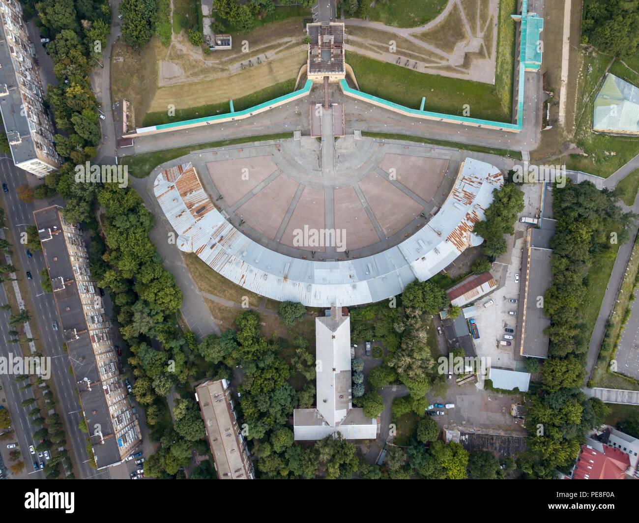 Une vue de dessus de la construction de la forteresse d'Kaponir oblique à Kiev. Photo d'un drone sur une journée d'été au coucher du soleil. Banque D'Images