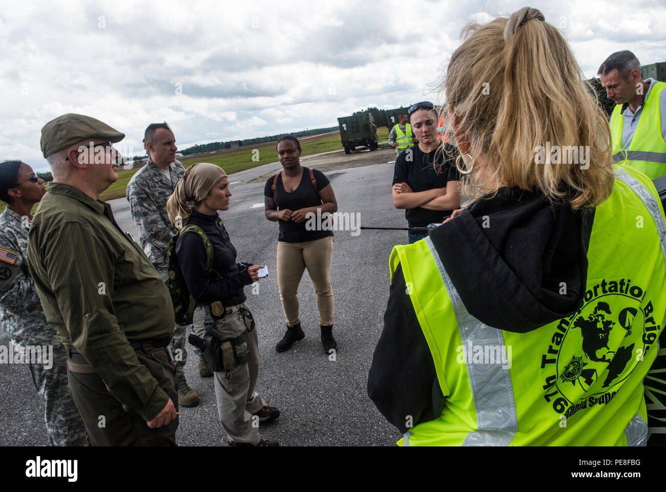 Peg Clevenger, un exercice, d'observateur regarde sur comme membres de l'équipe Ouverture Force-Port travaillent à travers un scénario durant la distribution Turbo 16-1 au camp Shelby, Mississippi, le 27 octobre 2015. Environ 109 aviateurs de l'US Air Force affecté à la 621e Escadre le Plan d'intervention stationnés à Joint Base McGuire-Dix-Lakehurst, N.J., avec environ 57 soldats de l'Armée américaine affecté à l'élément d'ouverture de port rapide 689th stationnés à Joint Base Langley-Eustis, Va., et six membres de l'Agence de Logistique de la Défense a participé dans le cadre de la FOI-PO à l'exercice. Au cours de la TD, de transport des États-Unis Banque D'Images