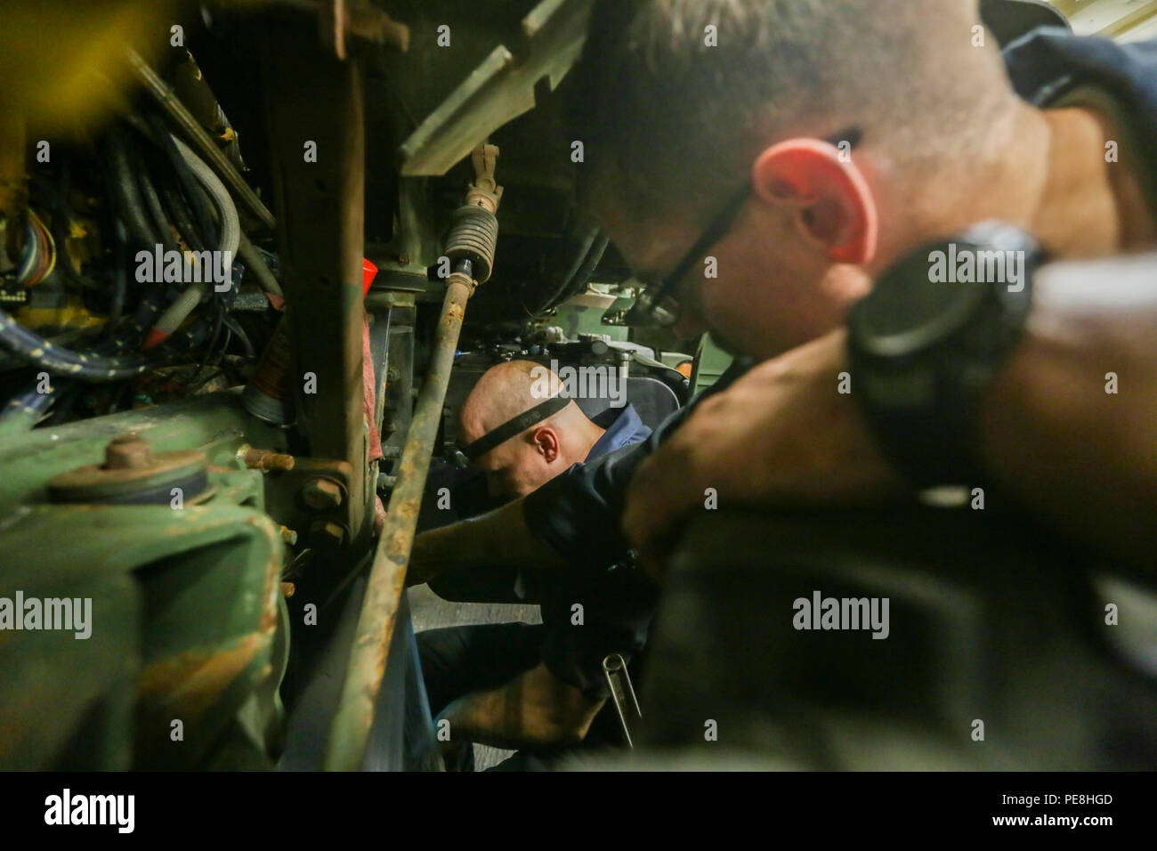 Golfe d'ADEN (oct. 27, 2015) Le sergent des Marines des États-Unis. Rodney Gleisner, à gauche, et Sgt. Benjamin Tingle effectuer deuxième-échelon sur un support d'entretien du véhicule de remplacement véhicule tactique à bord du USS Anchorage (LPD 23). Tingle et Gleisner transport mécanique avec moteur sont du bataillon logistique de combat 15, 15e Marine Expeditionary Unit. La 15e MEU, embarqué sur les navires du groupe amphibie d'Essex, est déployé pour maintenir la sécurité régionale dans la 5e flotte américaine zone d'opérations. (U.S. Marine Corps photo par le Sgt. Jamean Berry/libérés) Banque D'Images