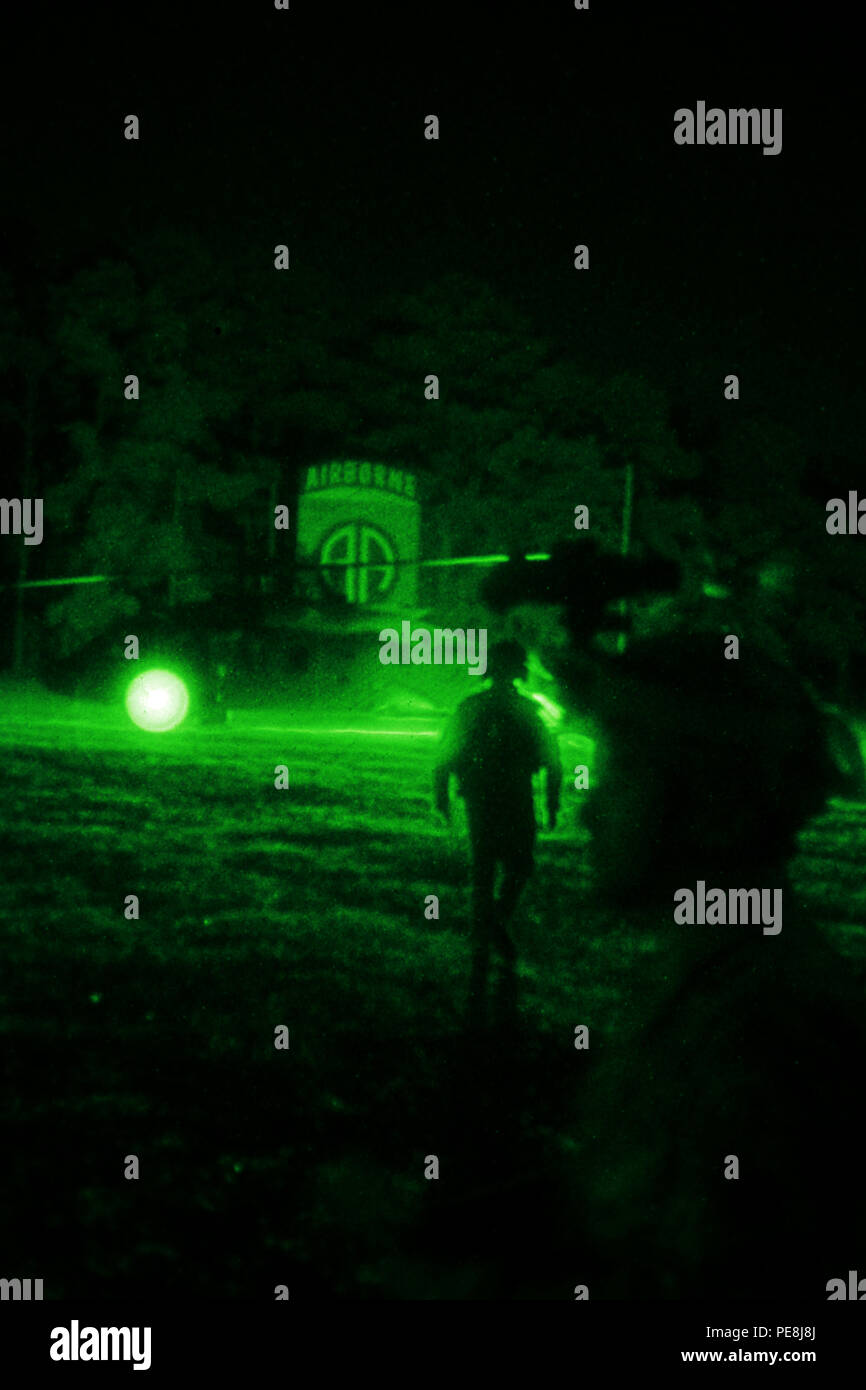 La lumière un UH-60 Black Hawk Hélicoptères d'assaut affecté à la 2e Bataillon, 82e Brigade d'aviation de combat, silhouettes parachutiste affecté à la 37e bataillon du génie de la Brigade, 2e Brigade Combat Team, 82e Division aéroportée, Fort Bragg, Caroline du Nord, le 31 octobre. Le PASEB préparé l'équipement pour charge de les aider à renforcer leurs défenses de base à l'appui de l'CJOAX 16,1. (U.S. Photo de l'armée par le sergent. Christopher Freeman/ 82e CAB PAO) Banque D'Images