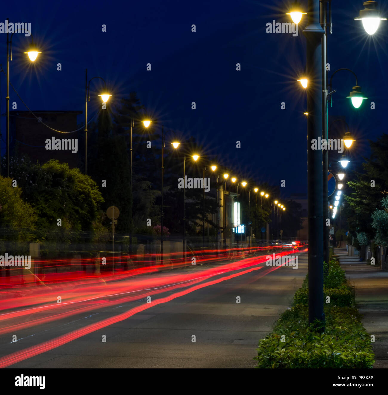 L'avenue animée avec légèreté des voitures dans l'heure bleue Banque D'Images