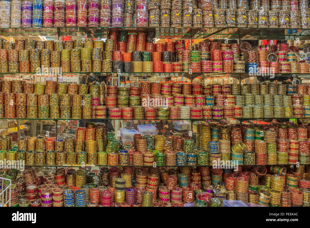 Bangles indiens colorés sur l'affichage à un marché à Penang, Malaisie Banque D'Images