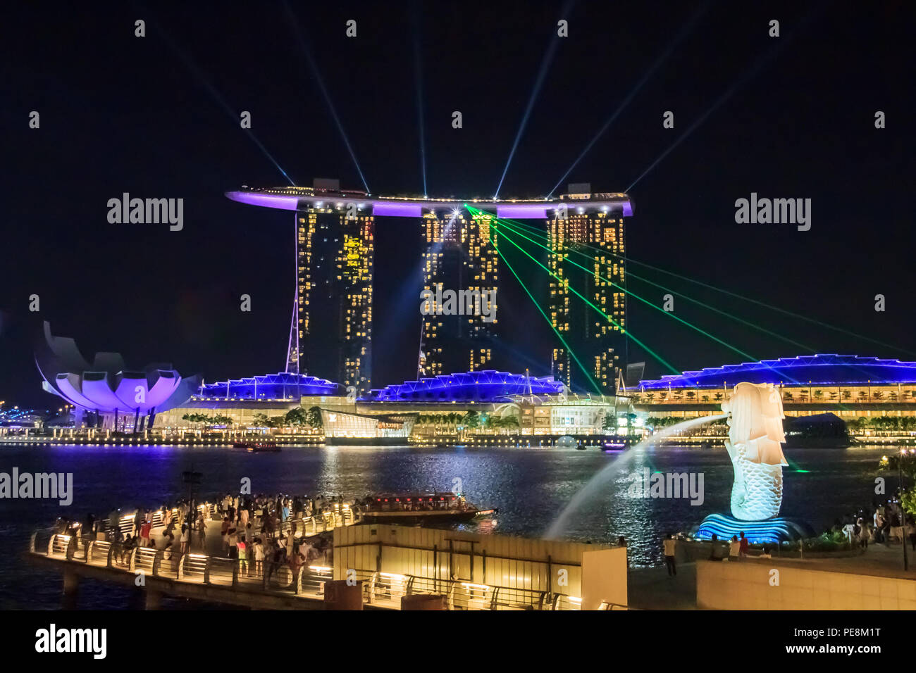 Singapour, Singapour - le 12 août 2013 : Avis d'émerveillement plein, le plus grand de l'Asie du sud-est de la lumière et de l'eau de Singapour à Marina Bay Sands Hotel Banque D'Images