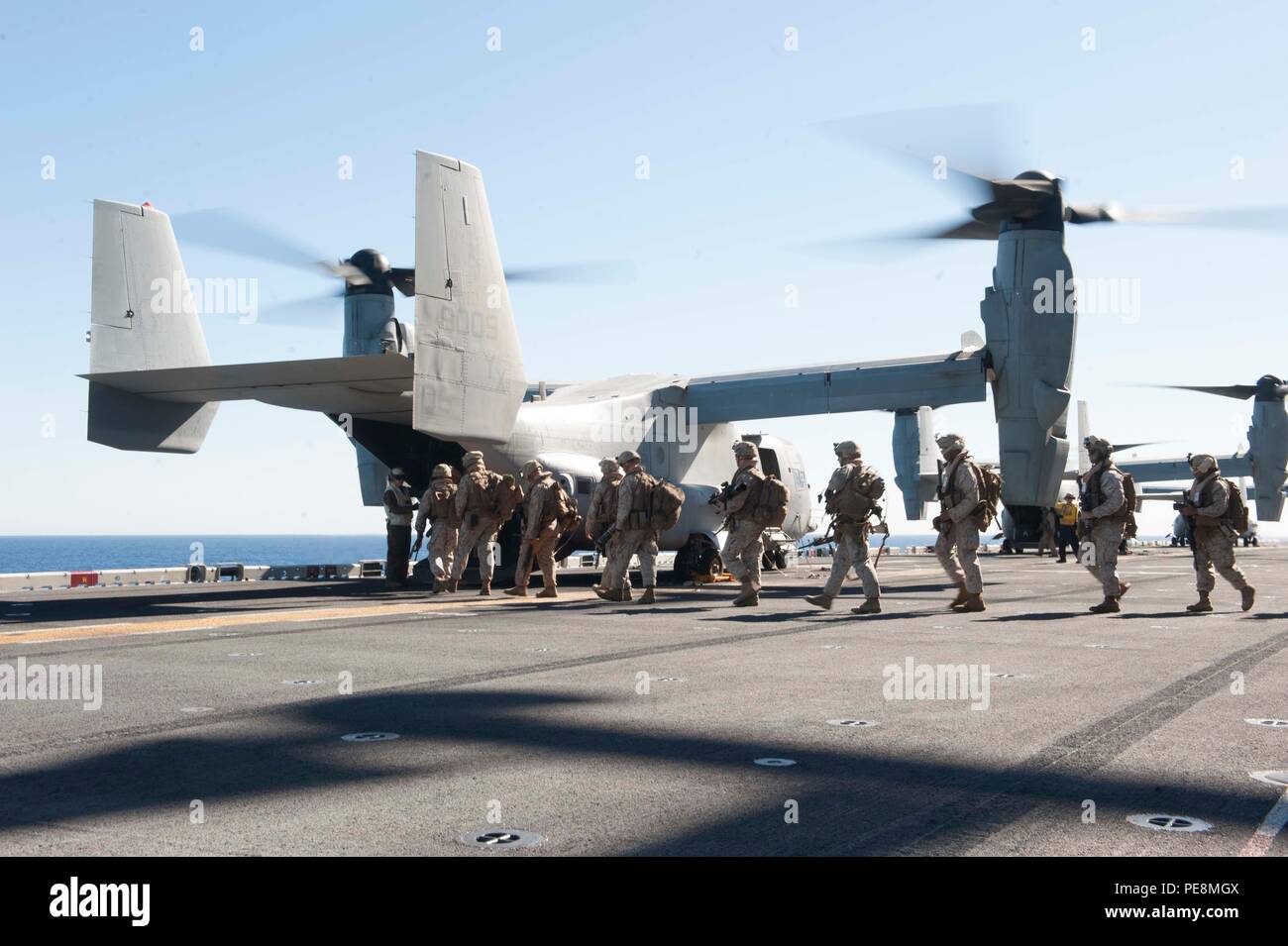 151030-N-VD165-134 OCÉAN PACIFIQUE (oct. 30, 2015) Les Marines affectés à la 13e unité expéditionnaire de marines, à bord d'un MV-22 Osprey sur l'envol du navire d'assaut amphibie USS Boxer's (DG 4). Groupe amphibie Boxer (ARG), composé de boxeur, quai de transport amphibie USS New Orleans (18), LPD landing ship dock USS Harpers Ferry (LSD 49) et la 13e unité expéditionnaire de marines, est la réalisation d'une unité de formation Composite (Exercice COMPTUEX) pour tester leur capacité à répondre efficacement aux événements et effectuer le scénario conduit comme une unité intégrée en préparation pour le déploiement. (U. S. Navy p Banque D'Images