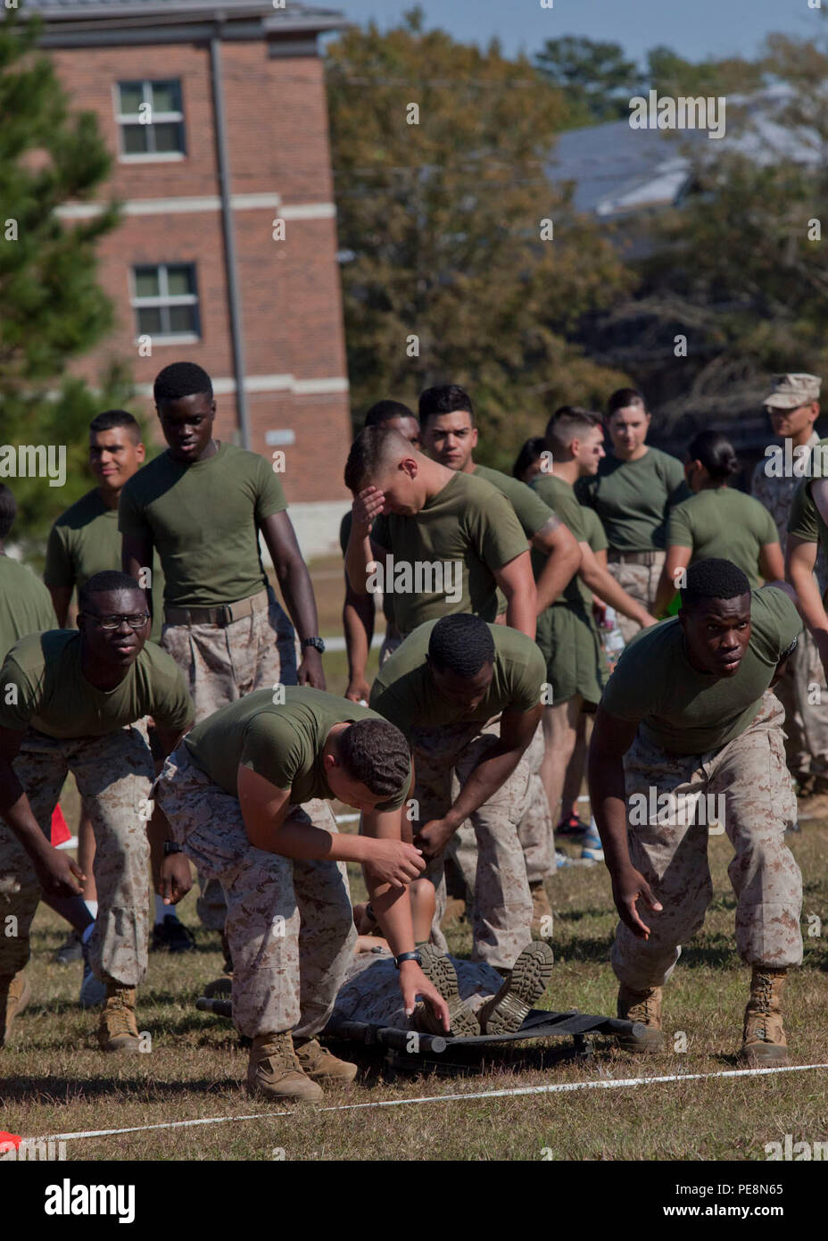 U. S. Marine Corps de Marine Corps Combat Service Support les écoles (MCCSSS) se préparer à la civière transporter course pendant la rencontre d MCCSSS tenue à bord Camp Johnson, N.C., le 23 octobre 2015. Les élèves et le personnel d'MCCSSS la concurrence sur le terrain se réunissent pour encourager la camaraderie et la motivation entre toutes les écoles. (U.S. Marine Corps Combat Camera photo par lance le Cpl. Amy L. Plunkett/ libéré) Banque D'Images