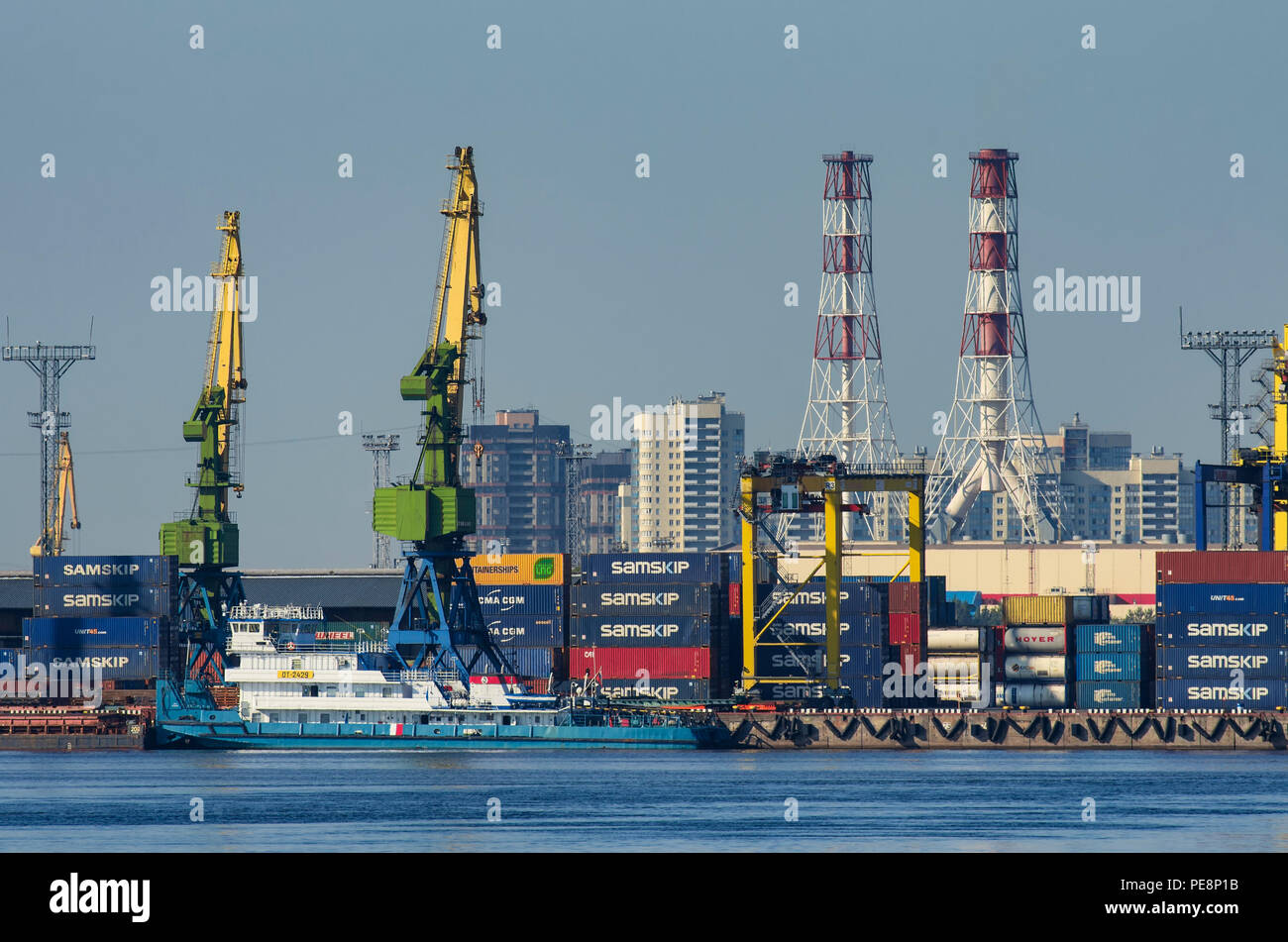 Saint-pétersbourg, Russie - Août 01, 2018 : paysage industriel avec station d'accueil pour des opérations de chargement avec des conteneurs maritimes et de grues portuaires Banque D'Images