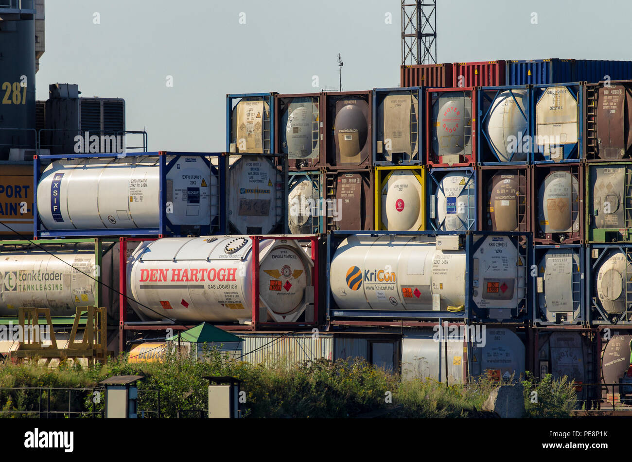 Saint-pétersbourg, Russie - Août 01, 2018 : les grands cylindres à gaz naturel liquéfié marqués avec des marques de transporteurs maritimes Banque D'Images