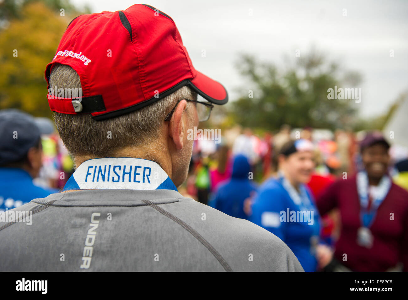 Un runner porte une médaille de après avoir terminé la partie de 10K de la 40e édition annuelle de Marine Corps Marathon, Arlington, Va., le 25 octobre 2015. Aussi connu comme 'la', Marathon la course de 26,2 km a attiré environ 30 000 participants de promouvoir la forme physique, de générer la bonne volonté dans la communauté, et de mettre en valeur les compétences organisationnelles du Marine Corps. (U.S. Marine Corps photo par le Cpl. Timothy Turner/libérés) Banque D'Images