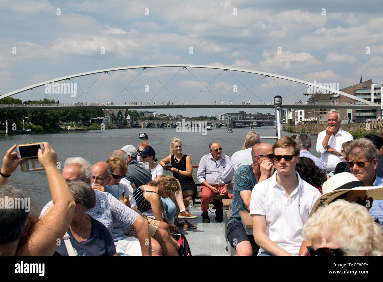 Les touristes profiter de la Meuse en bateau à Maastricht, Pays-Bas Banque D'Images