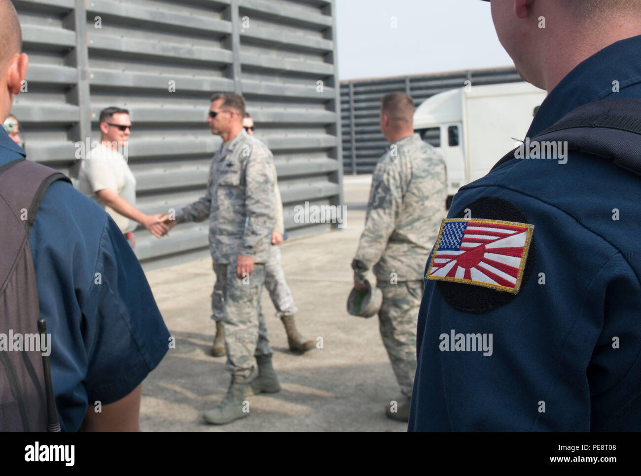 U.S. Air Force Brig. Le général Barry Cornish, 18e Escadre, visites d'aviateurs Kadena déployée examiner leurs progrès au cours de l'exercice Vigilant Ace 16, le 5 novembre 2015, à la base aérienne de Gwangju, en République de Corée. Vigilants Ace est un exercice régulier destiné à accroître la familiarité entre les militaires américains et ROKAF. Comme la "pierre angulaire" de la région du Pacifique, de Kadena aviateurs d'assurer la paix, la sécurité et la stabilité dans la région de l'Asie du Nord-Est. (U.S. Photo de l'Armée de l'air par la Haute Airman Omari Bernard) Banque D'Images