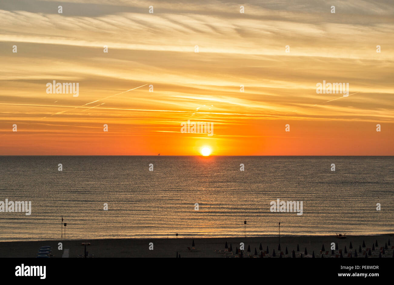 L'aube d'orange sur la Méditerranée en été. pour les voyages et concept naturaliste Banque D'Images