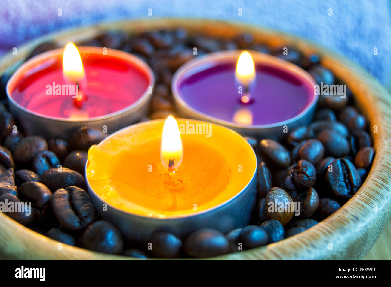 Des bougies avec des fèves de café pour la décoration de Noël et spa concept. Banque D'Images