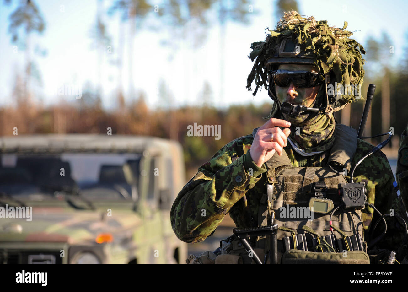 Un joint air force air terminal radio contrôleur vérifie son avant une joint-entraînement physique à Tapa gamme de formation le 28 octobre 2015, près de Tapa, l'Estonie. Au cours de la formation, 74e Escadron de chasse expéditionnaire A-10 Thunderbolt II Aéronefs d'attaque, déployés à partir de Moody Air Force Base, Ga., appuyé l'Estonian JTACs avec un appui aérien rapproché contre des cibles hostiles simulée. (Photo par Andrea Jenkins/libérés) Banque D'Images