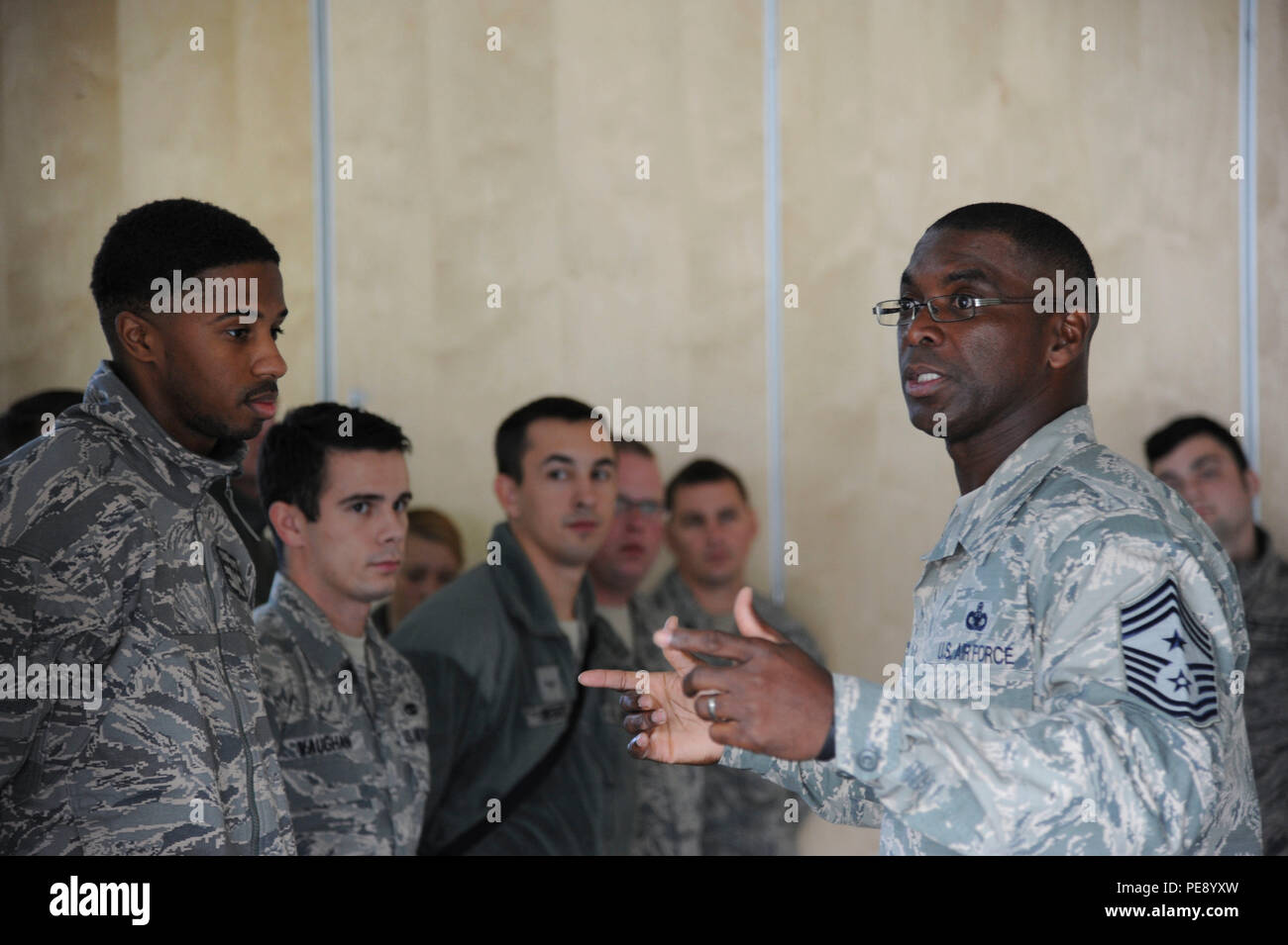 Le chef de l'US Air Force Master Sgt. James E. Davis, Forces aériennes des États-Unis et de l'Air Europe chef du commandement de l'Afrique, parle aux aviateurs du 74ème escadron de chasse expéditionnaire, affecté à la 23e Escadre à Moody Air Force Base, Ga., lors de sa visite à la base aérienne d'Amari, l'Estonie, le 8 oct., 2015. Au cours de sa visite, Davis a reconnu plusieurs aviateurs pour EFS 74e déploiement exceptionnel rendement robuste. (U.S. Air Force photo par Andrea Jenkins/libérés) Banque D'Images