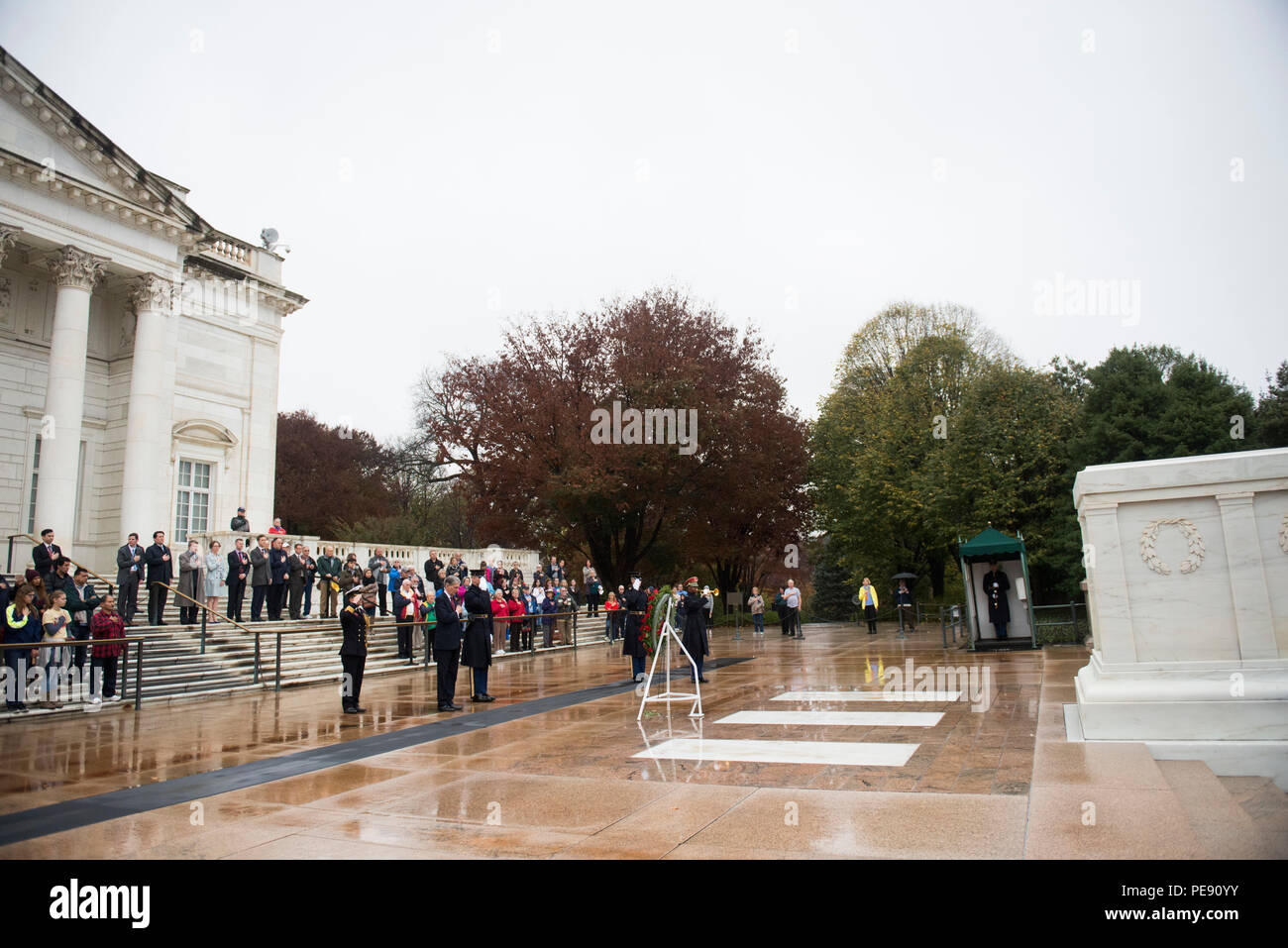 Lors d'une cérémonie de dépôt de gerbes au cimetière national d'Arlington, le ministre britannique des Affaires étrangères a honoré la tombe du soldat inconnu pendant que Taps jouait. Tombeau Sentinelles du 3e régiment d'infanterie américain, la vieille garde, a effectué des tâches cérémonielles. L’événement a mis en lumière les coutumes militaires, le souvenir, le respect et la reconnaissance internationale des sacrifices des soldats. Banque D'Images