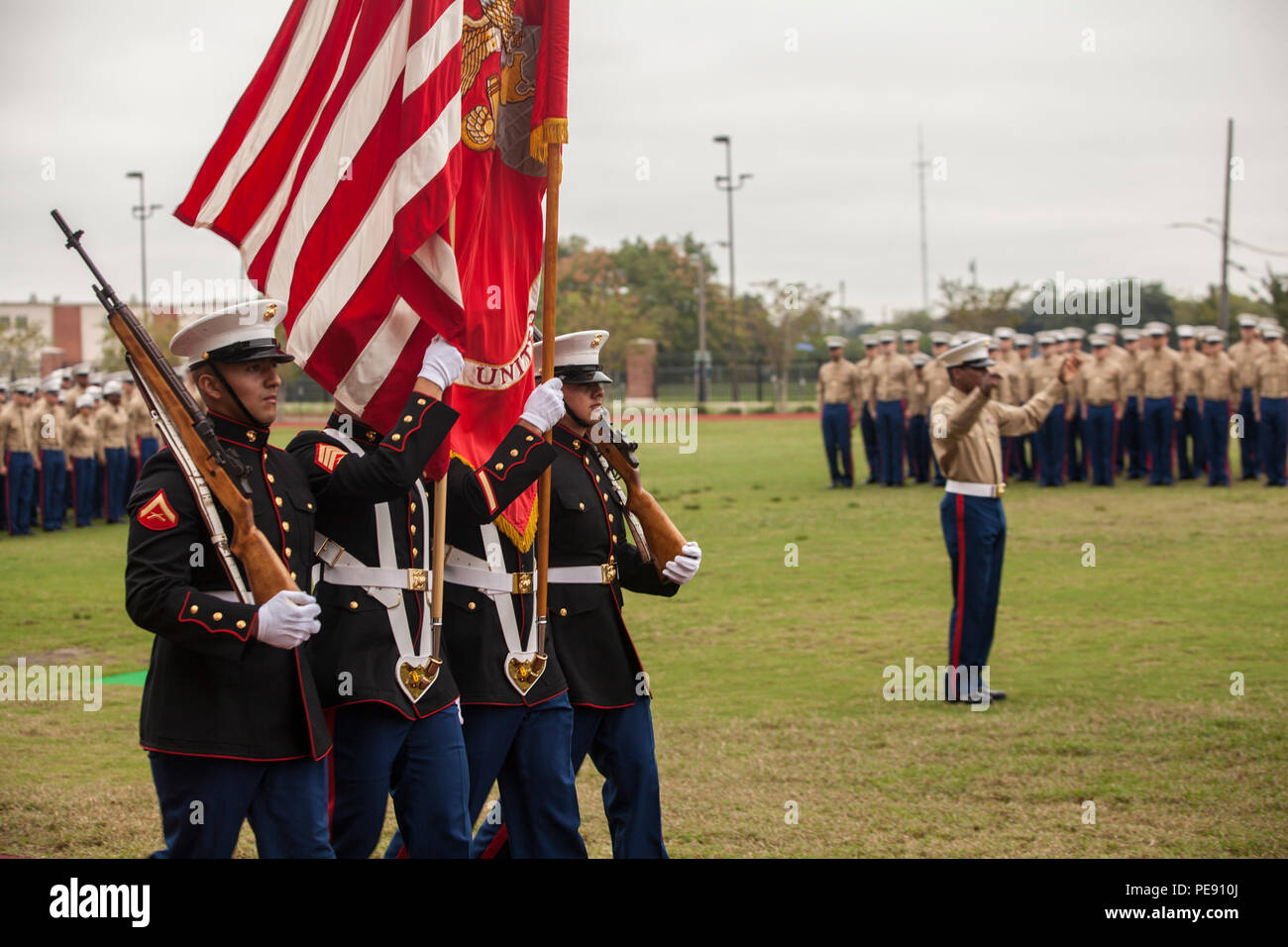 Les Marines américains avec la couleur du Corps des Marines à la retraite  Garde les couleurs pendant le siège, les Forces maritimes Réserver gâteau  symbolique à bord de l'installation de soutien des